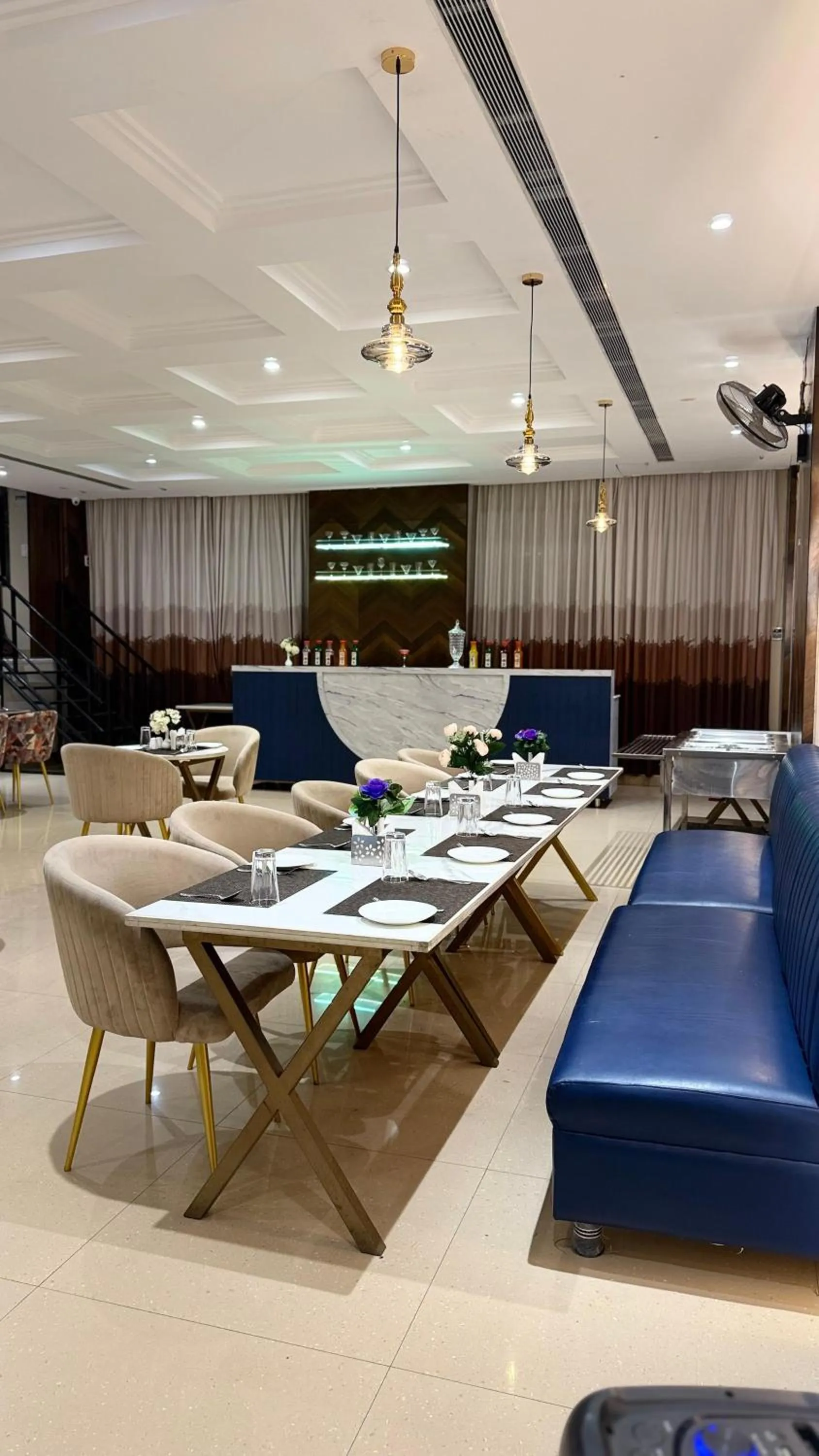 Restaurant/places to eat in Hotel Emperor Paradise