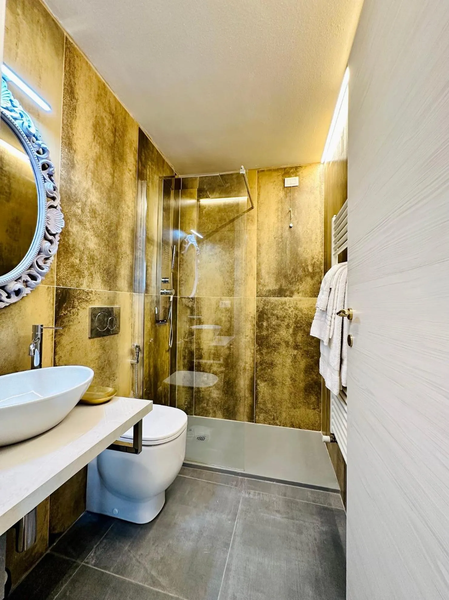 Shower in San Marco View