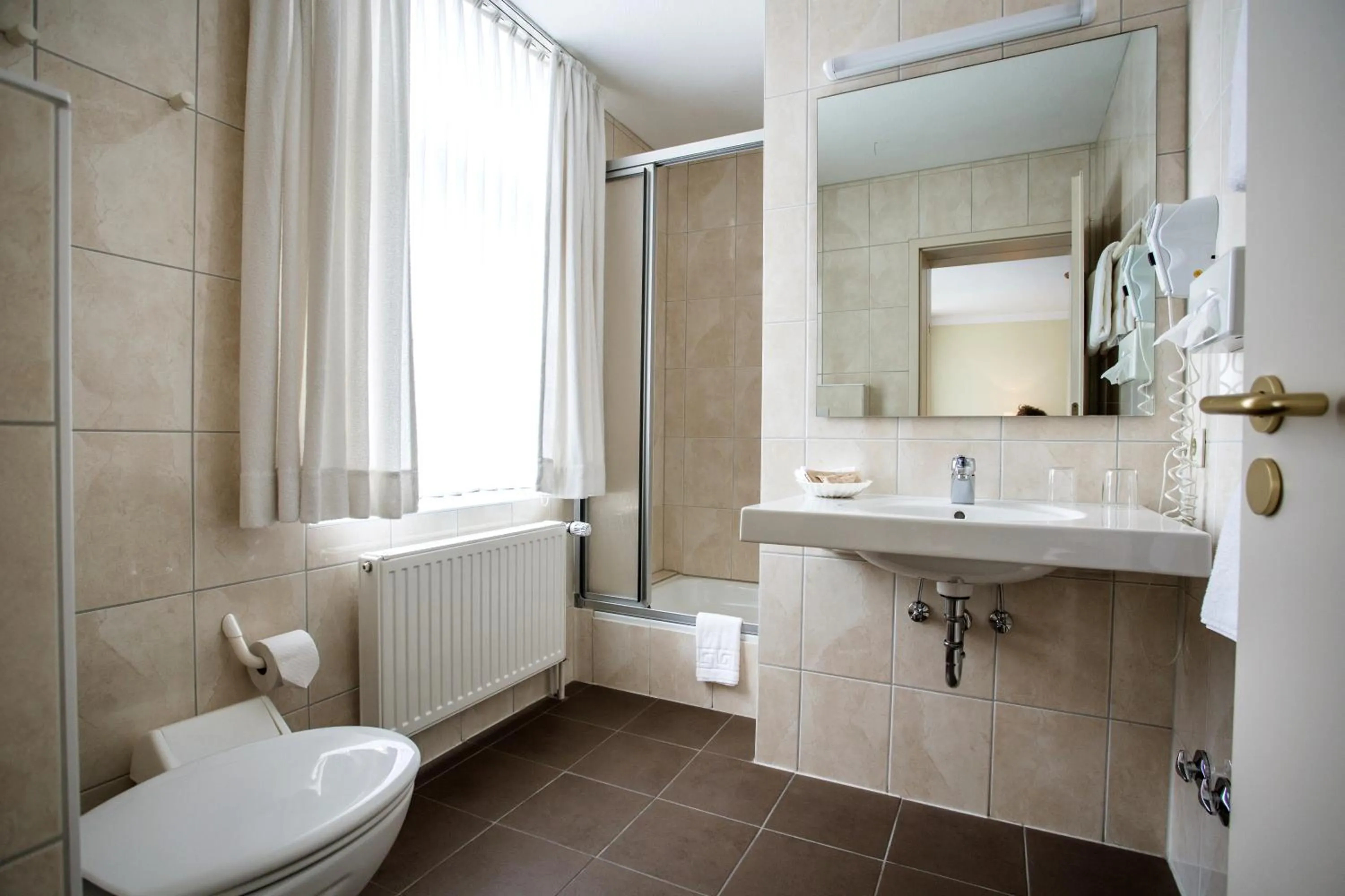 Shower in Parkhotel Lingen by Hackmann