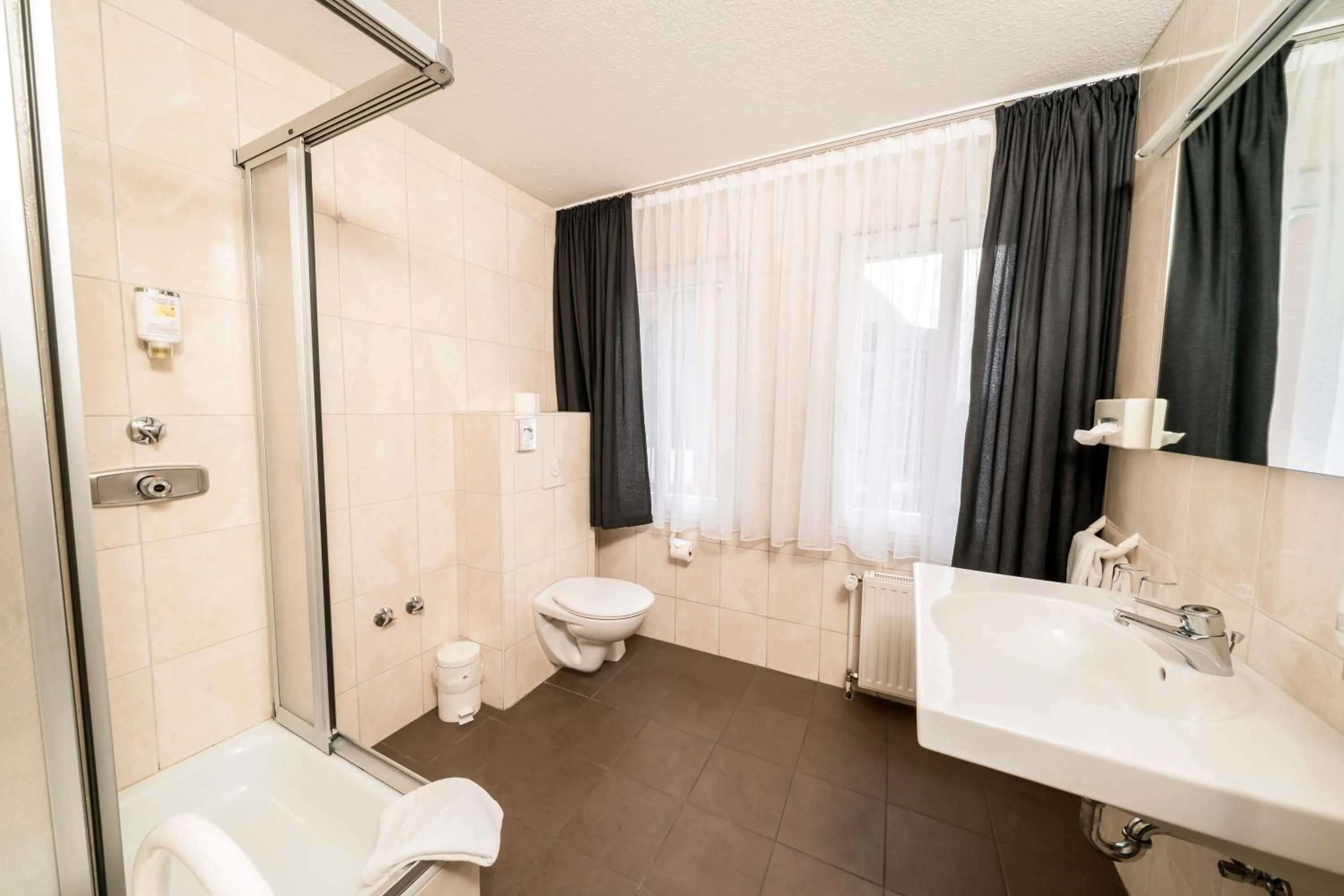 Shower in Parkhotel Lingen by Hackmann