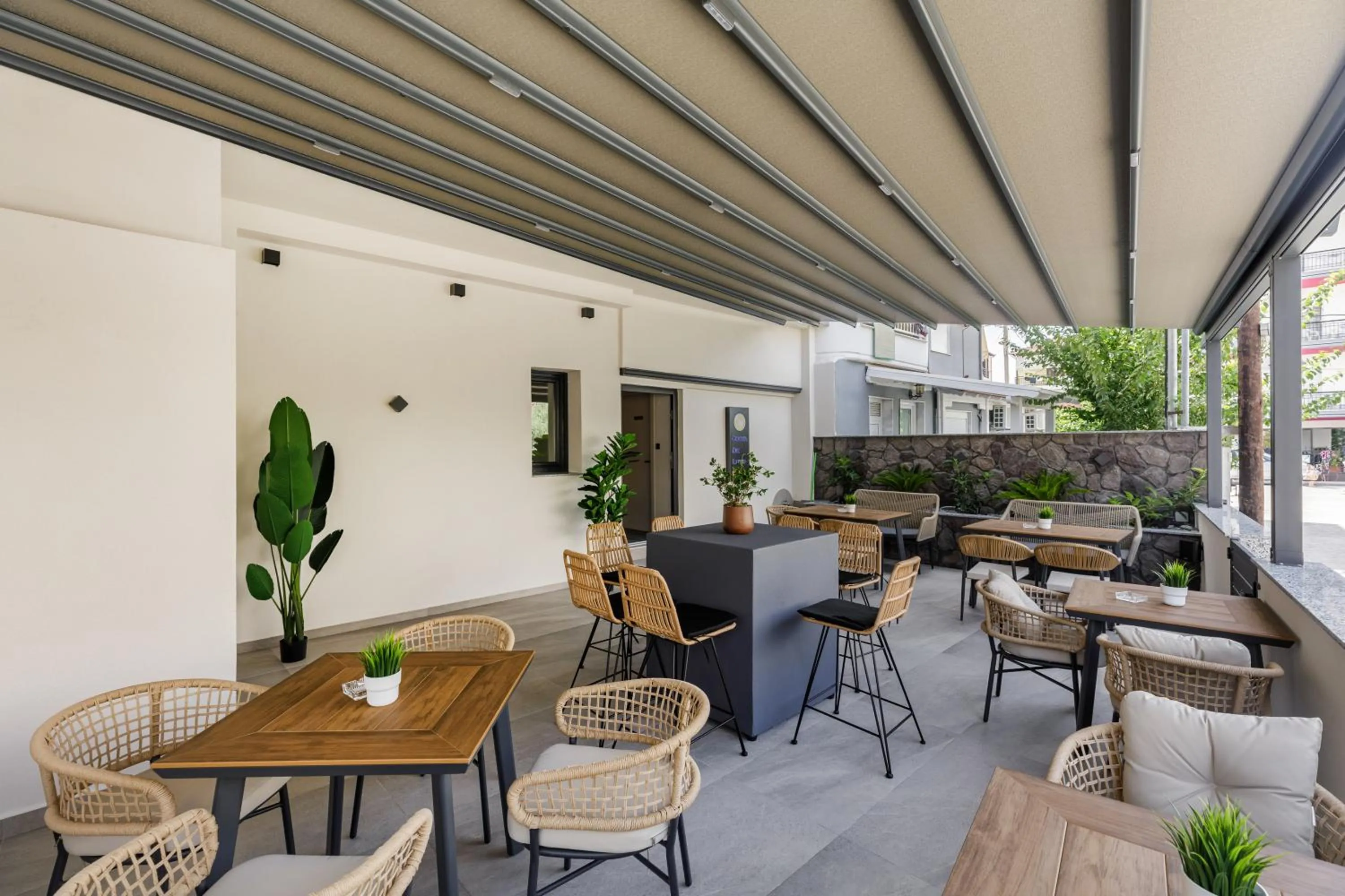 Restaurant/places to eat in Costa De Luxe Suites