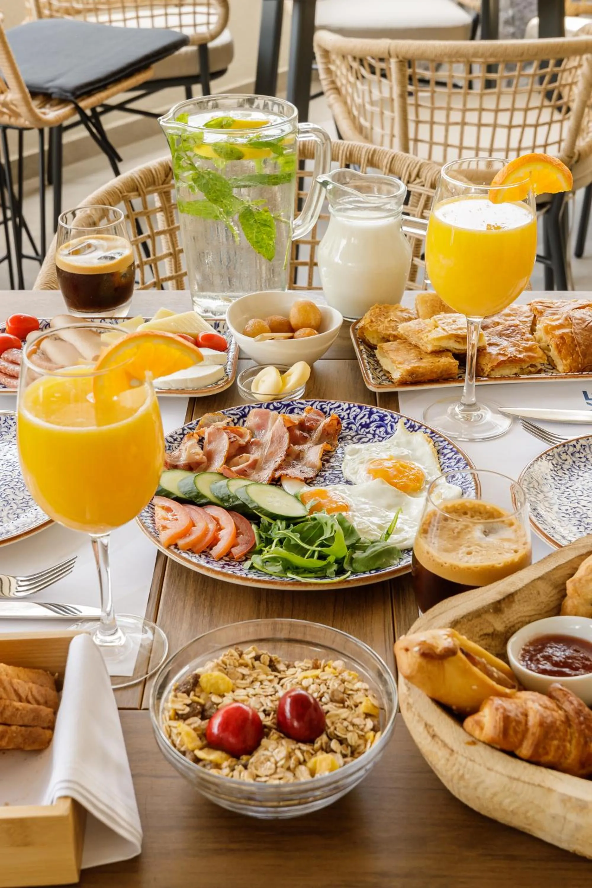 Breakfast in Costa De Luxe Suites