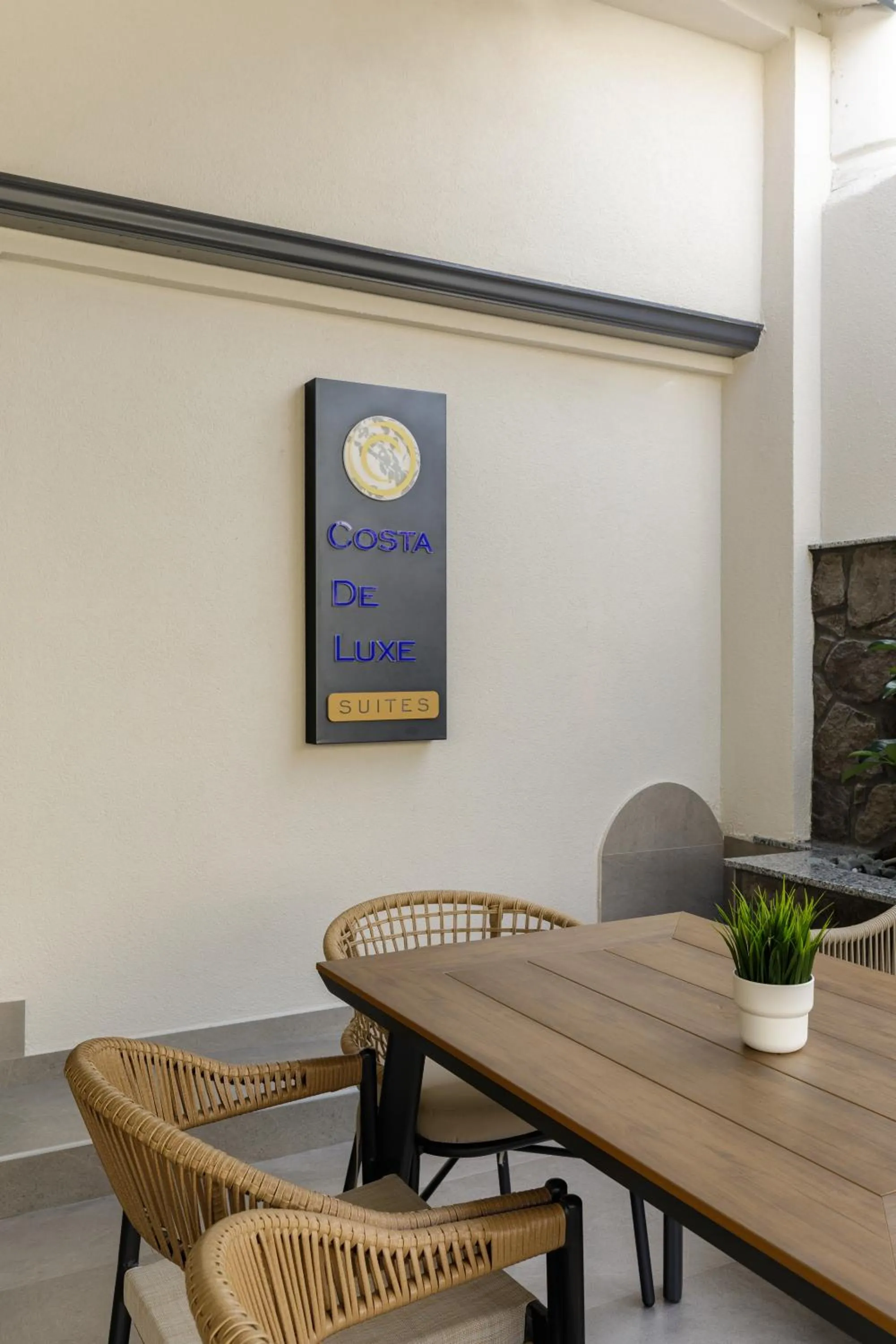 Restaurant/places to eat in Costa De Luxe Suites