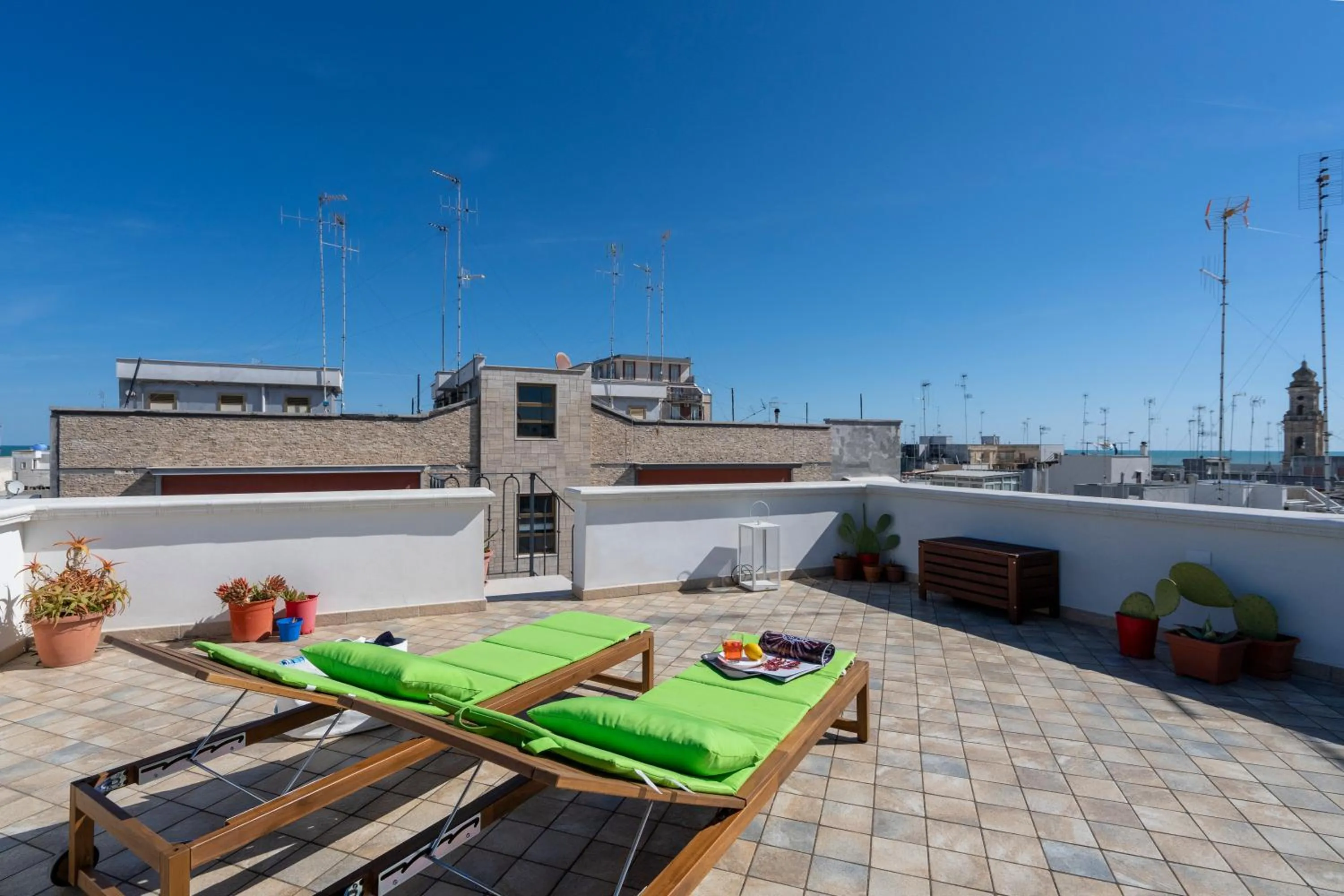 GuestHost - Marina Terrace Apartment
