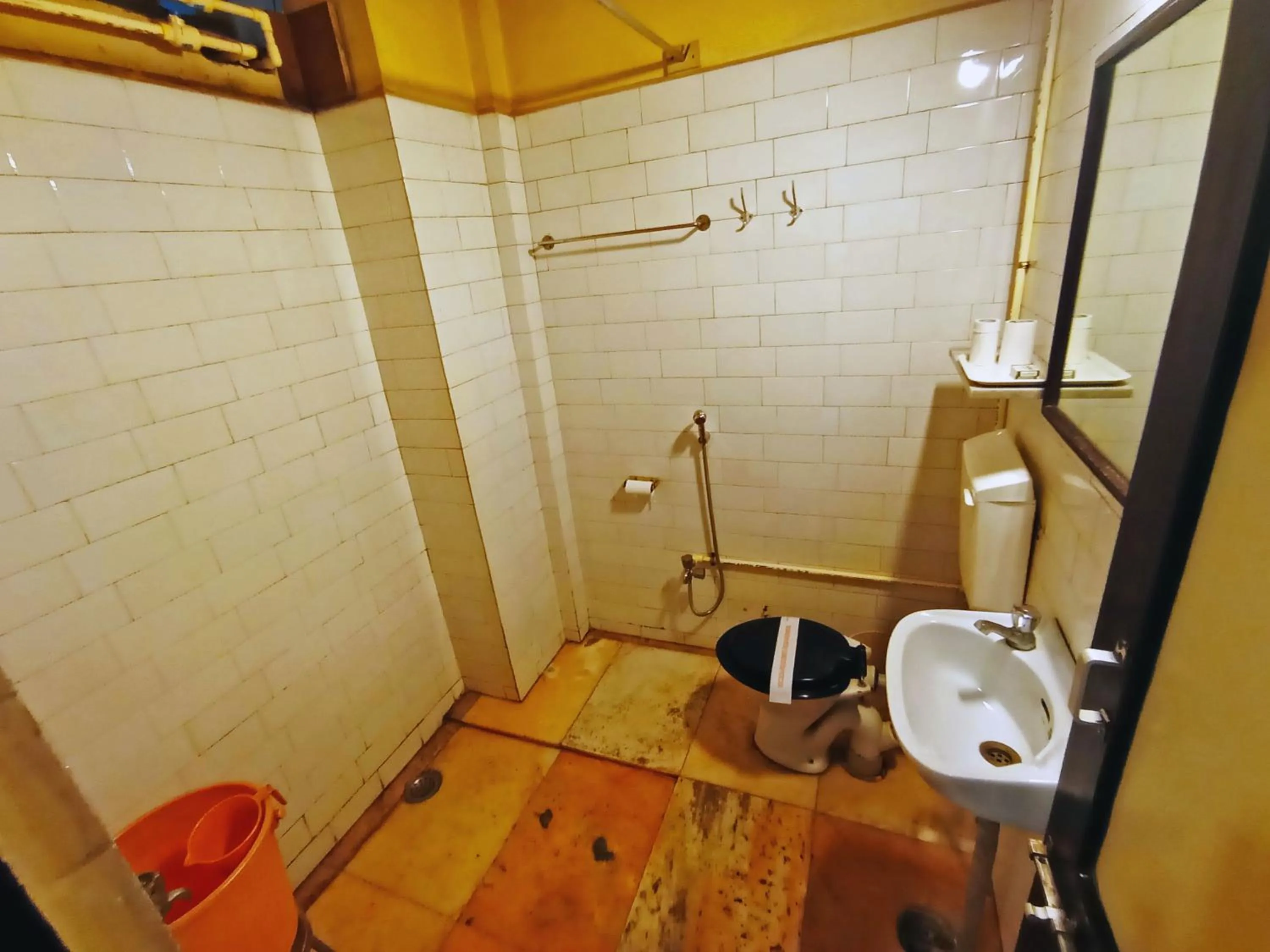 Shower in Sanman Deluxe Lodge