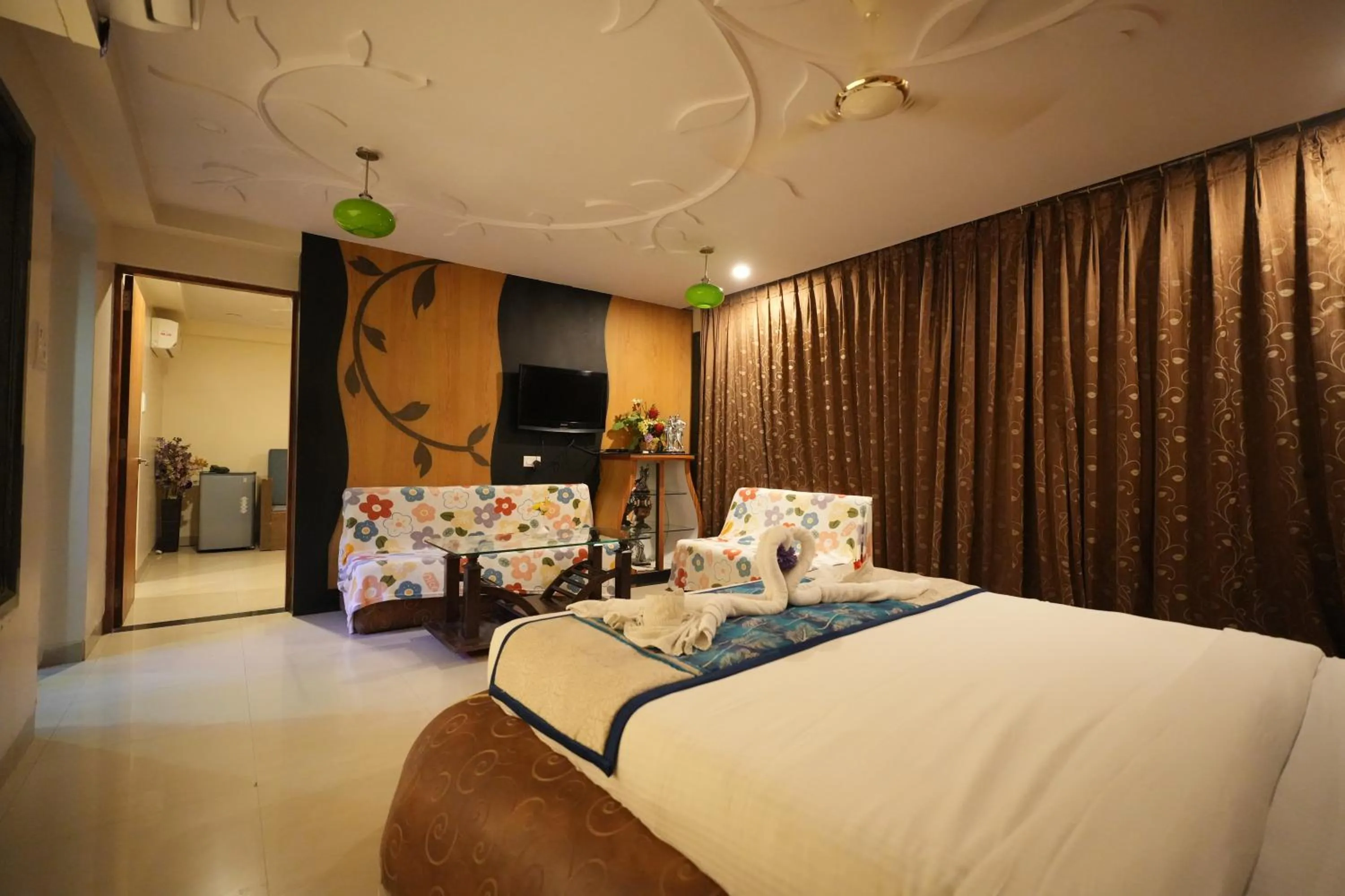 Bathroom, Bed in Hotel City Symphony