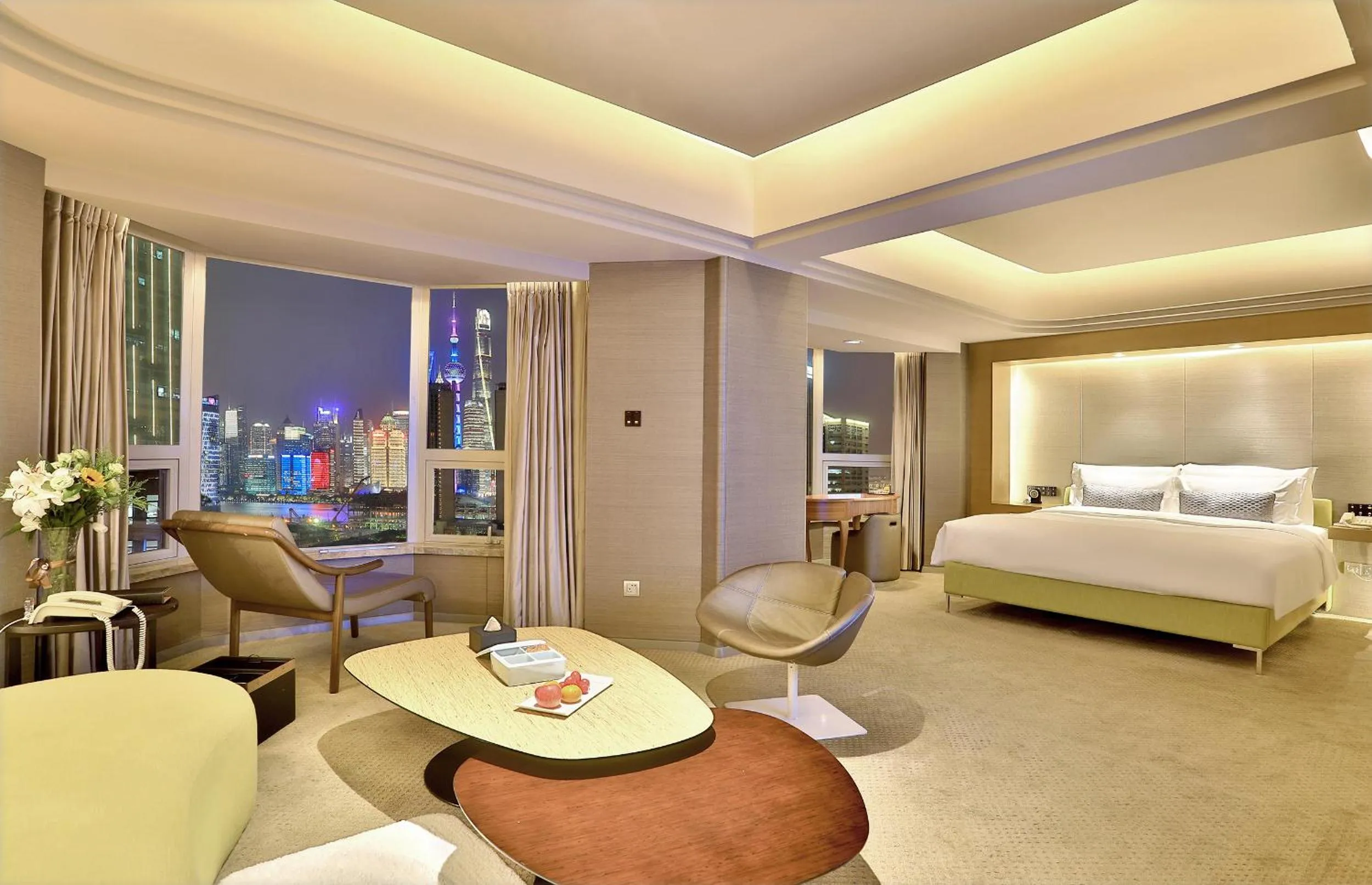 Deluxe Suite with Spa Bath in Elegant International Hotel Shanghai - Bund Sichuan Road North Metro Station Branch