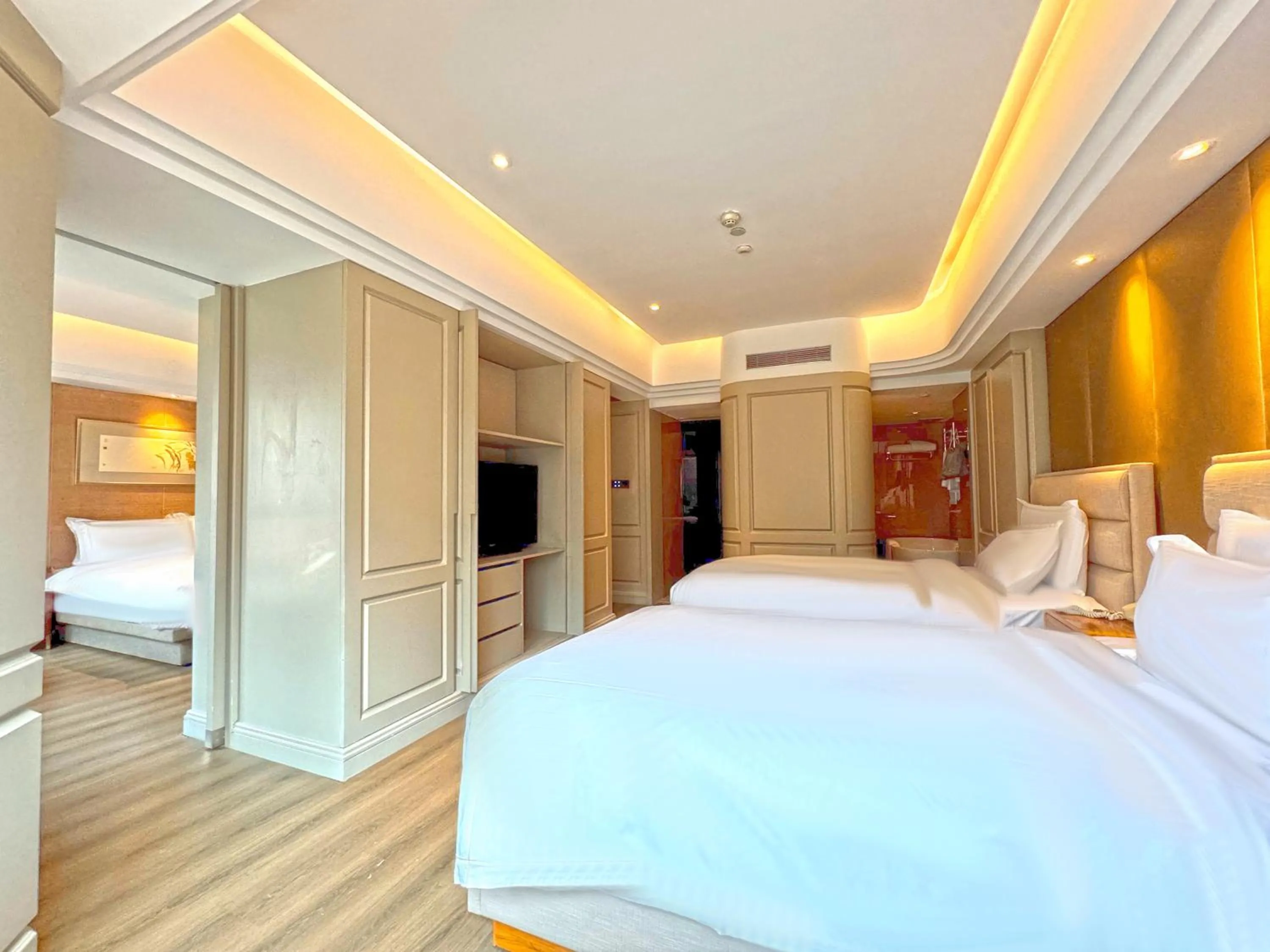Deluxe Quadruple Room in Elegant International Hotel Shanghai - Bund Sichuan Road North Metro Station Branch