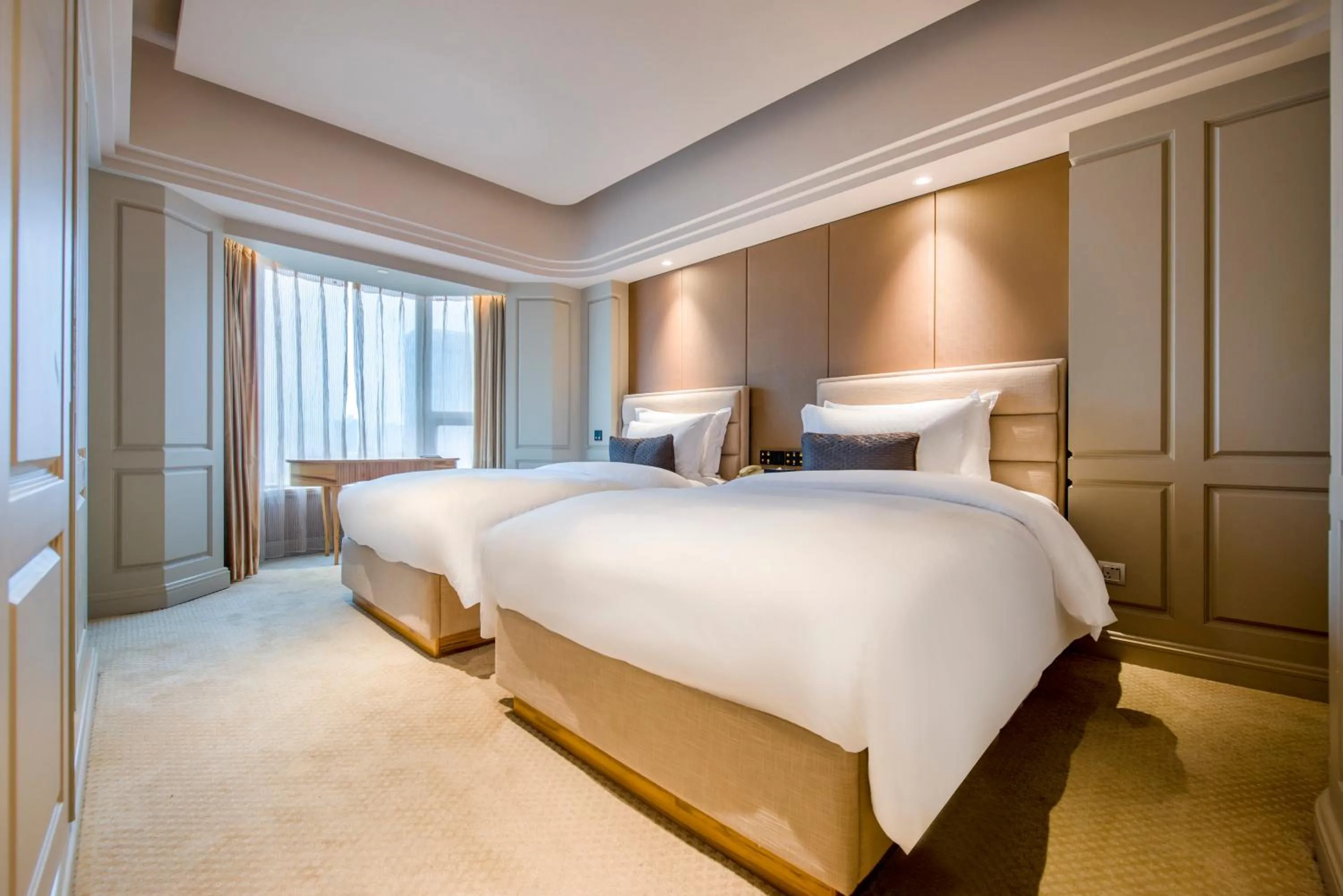 Suite with Spa Bath in Elegant International Hotel Shanghai - Bund Sichuan Road North Metro Station Branch