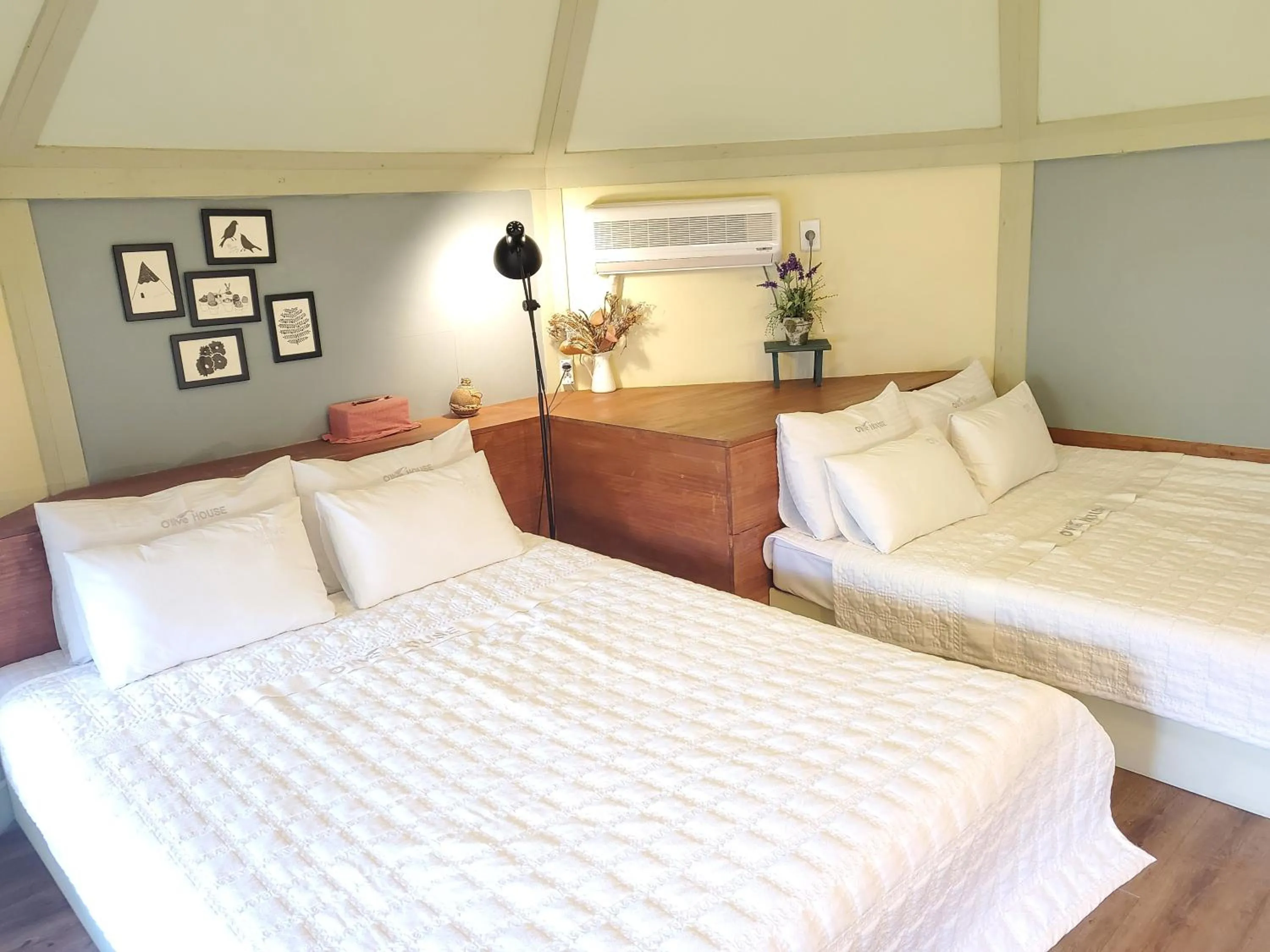 Bed in Olive Vanilla Pension