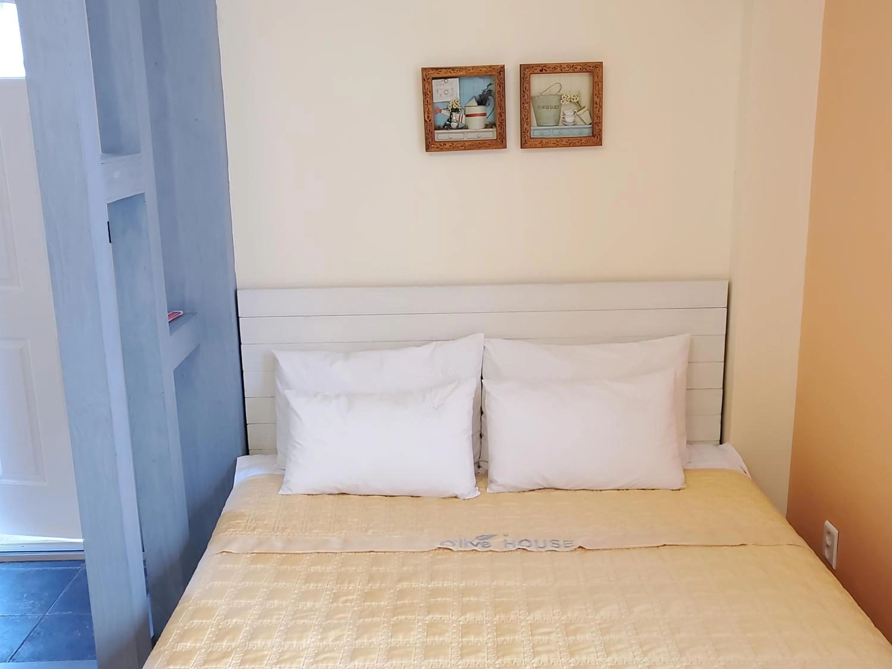 Bed in Olive Vanilla Pension