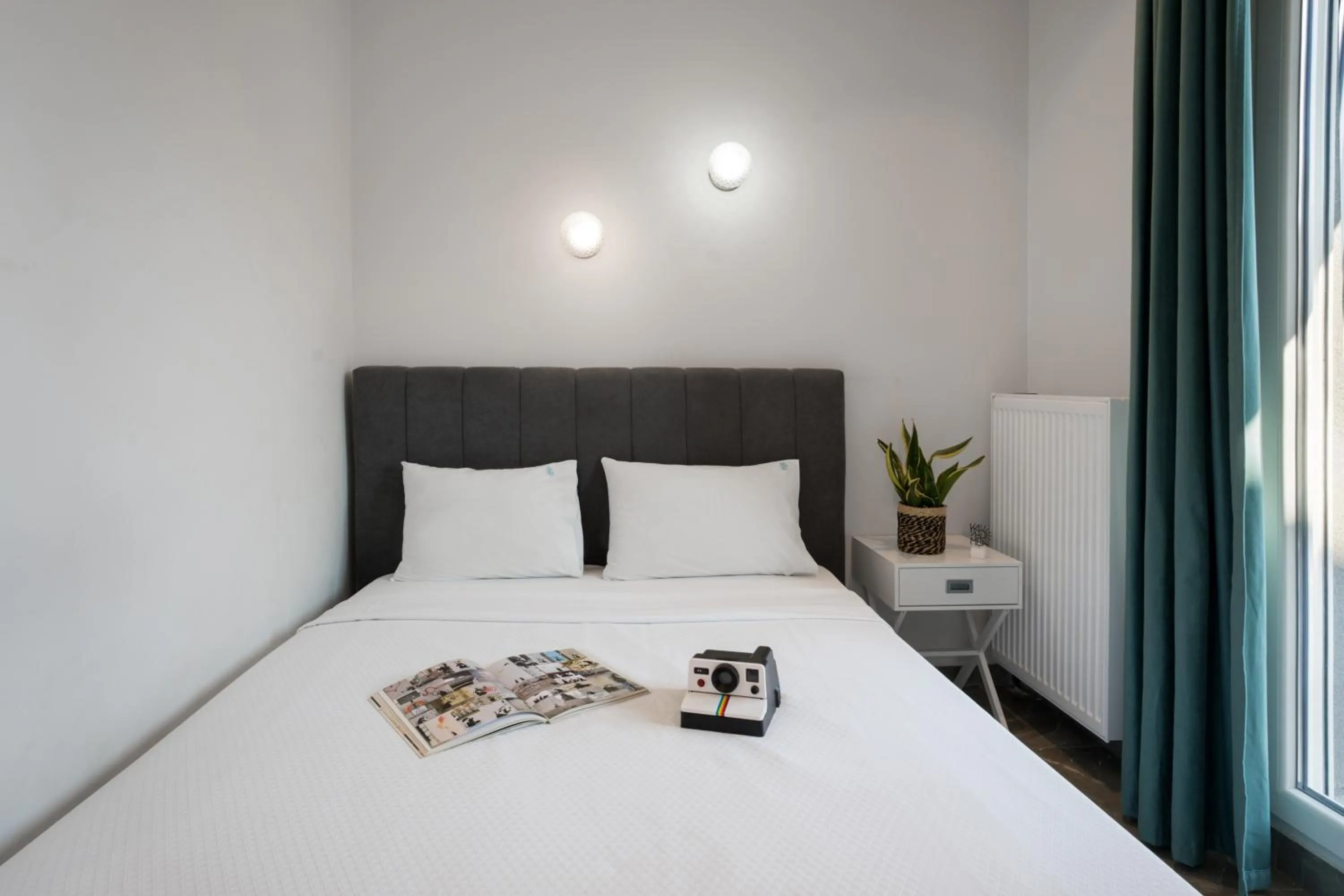 Bedroom, Bed in The Caravan Apartments