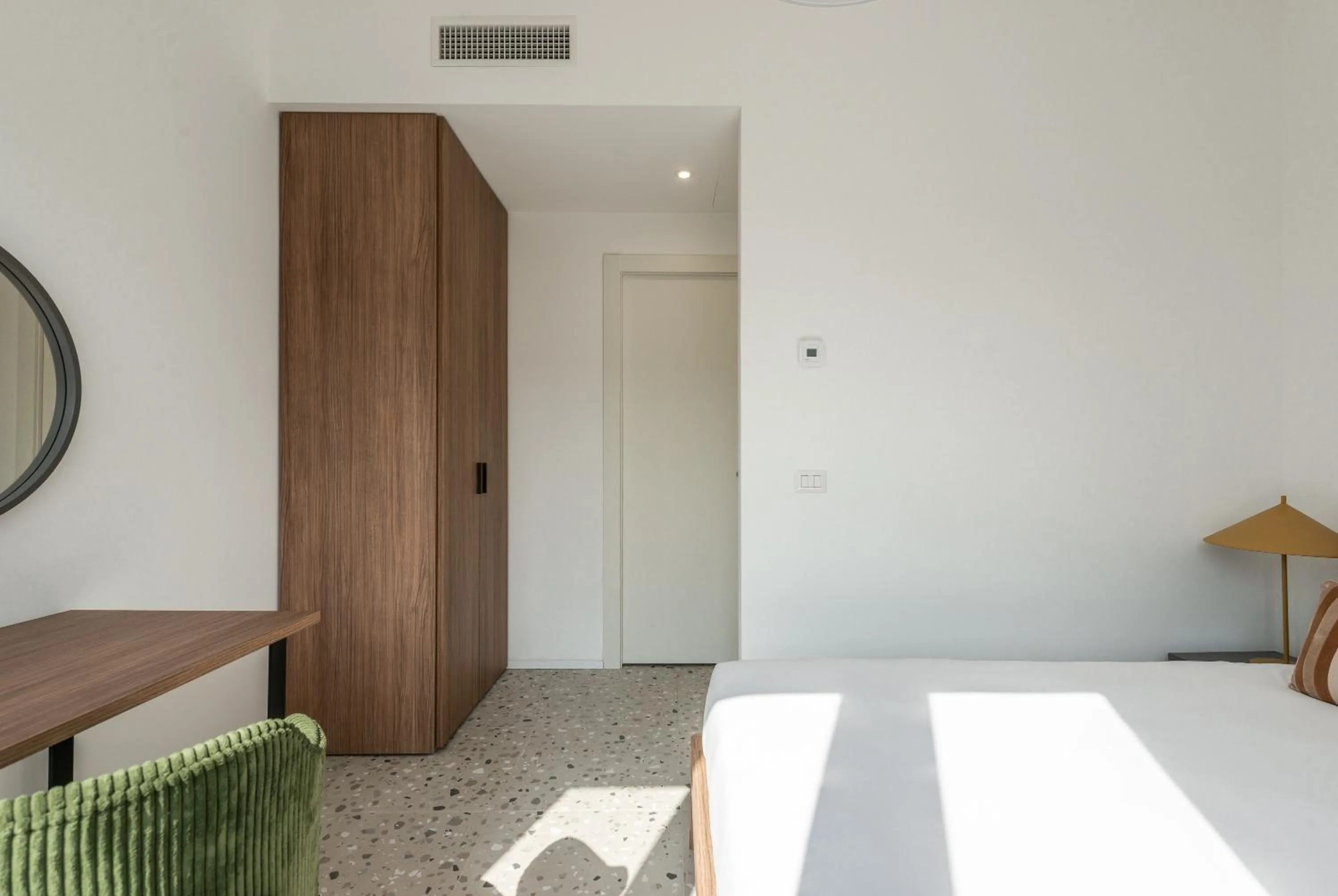 wardrobe, Bed in Numa Rome Verso