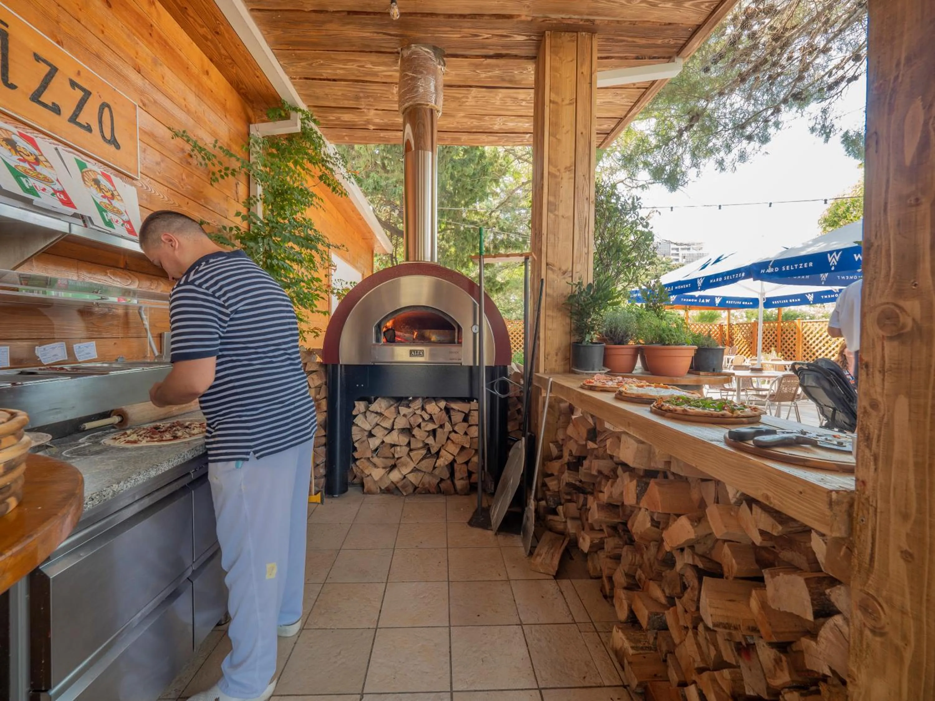 Restaurant/places to eat in Hotel Montenegro