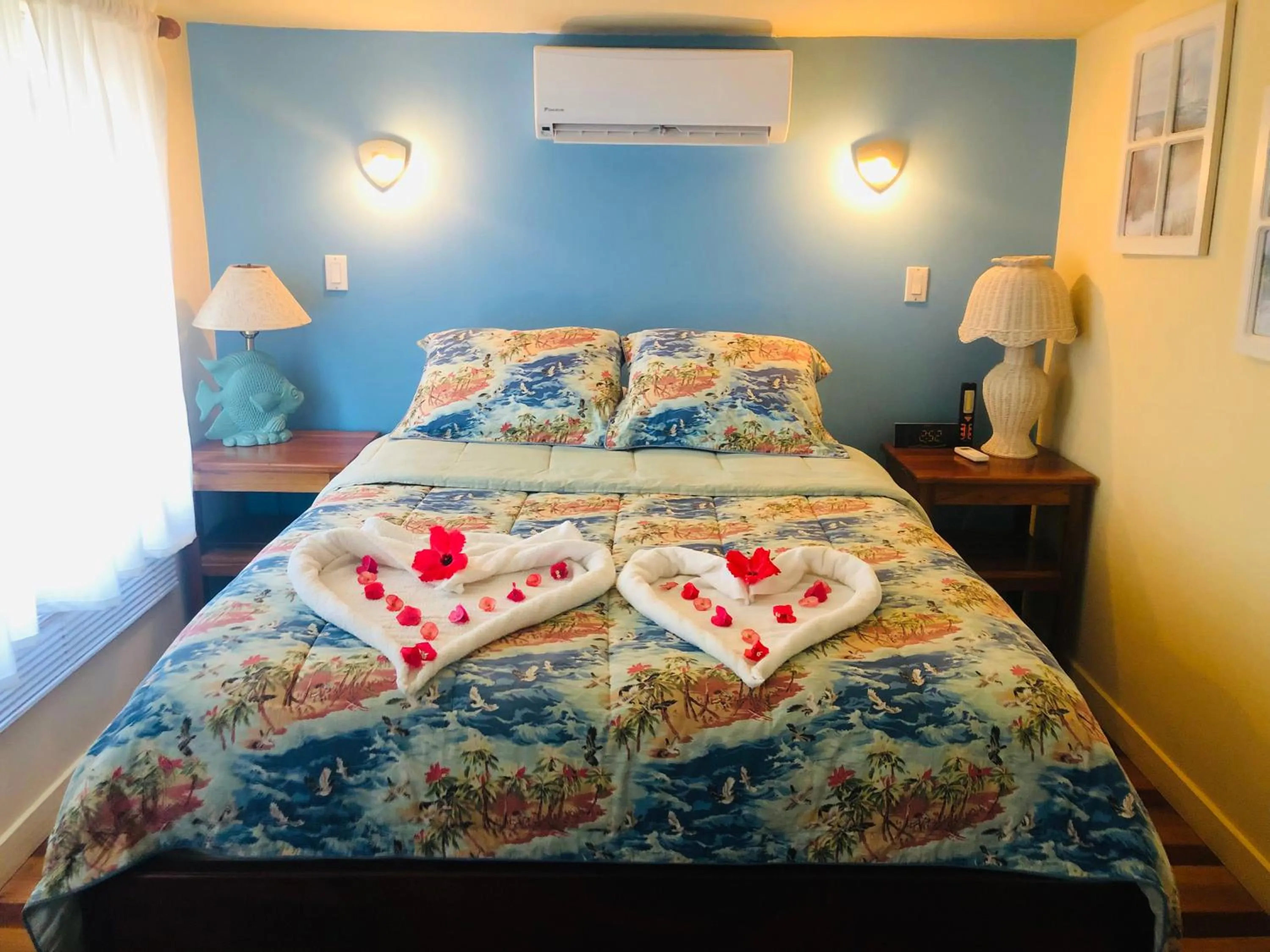 Bedroom, Bed in Coral Cove Inn