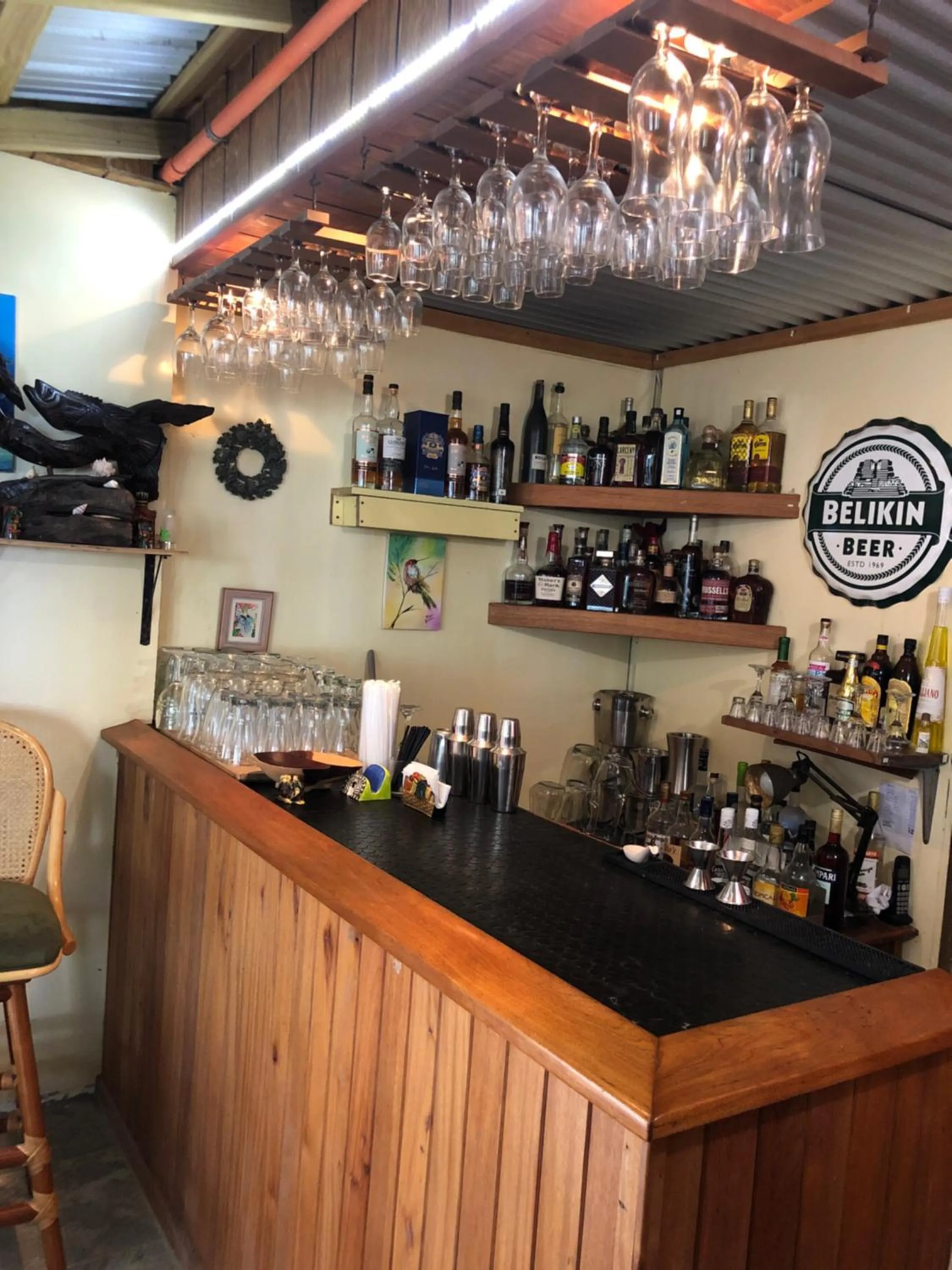 Lounge or bar in Coral Cove Inn