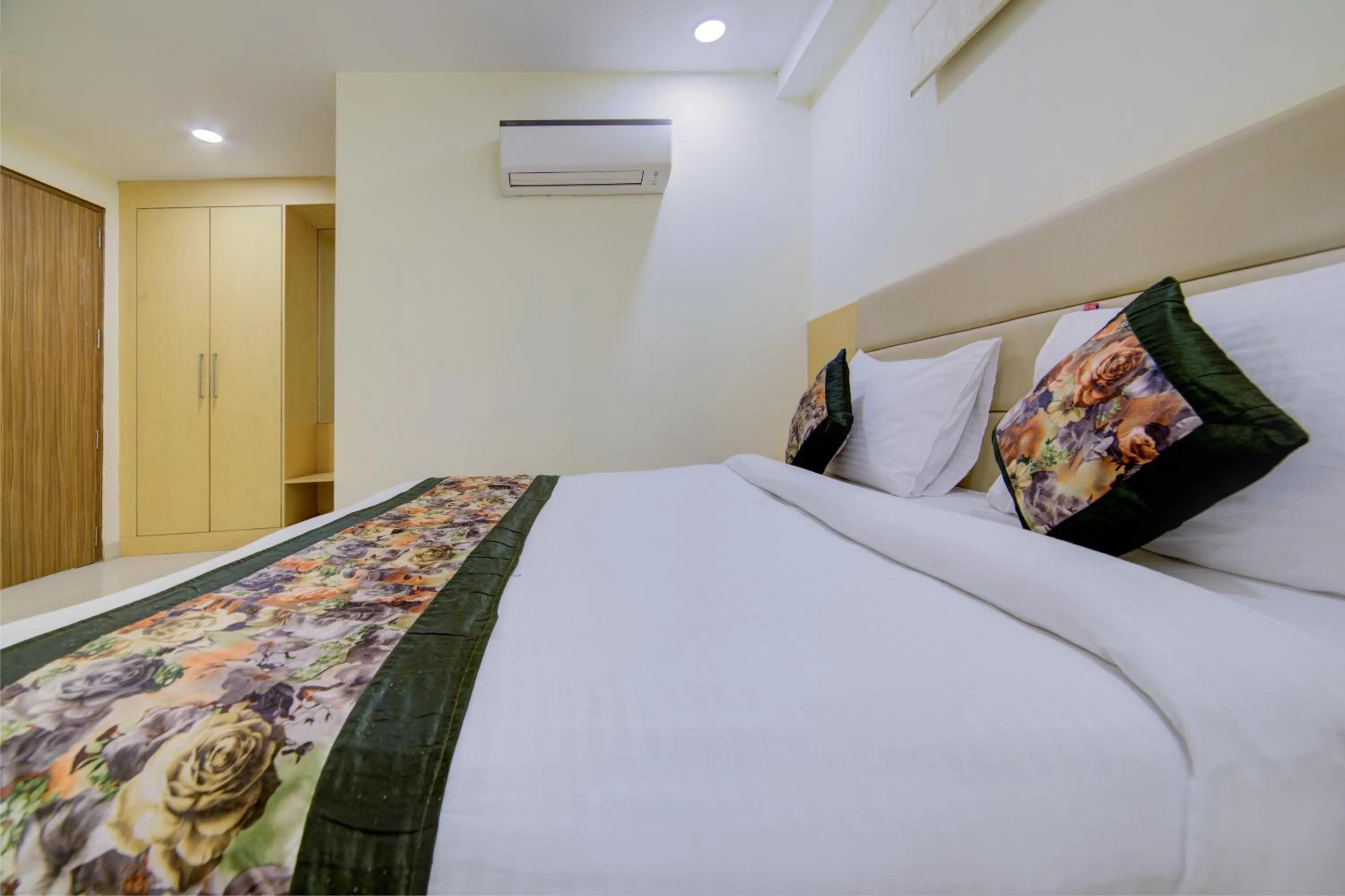 Bed in Hotel D'Capitol - Delhi Airport