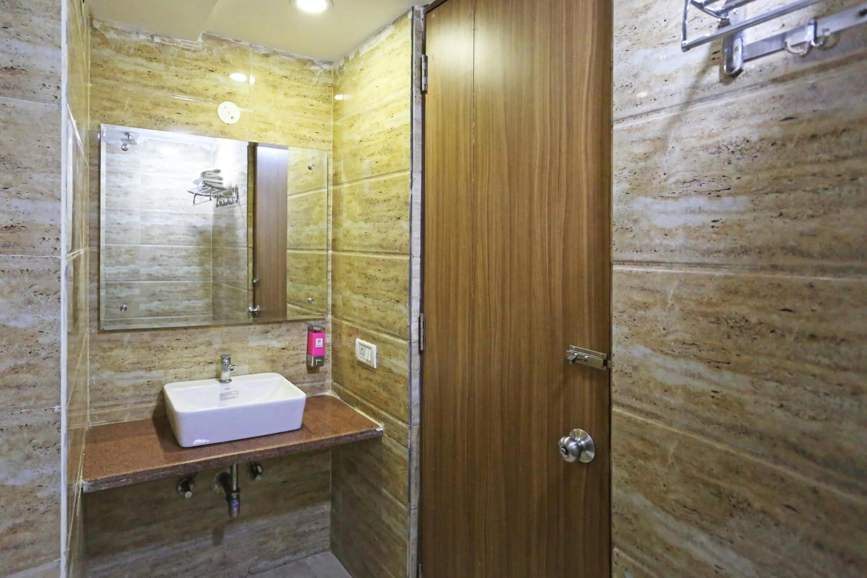 Shower in Hotel D'Capitol - Delhi Airport