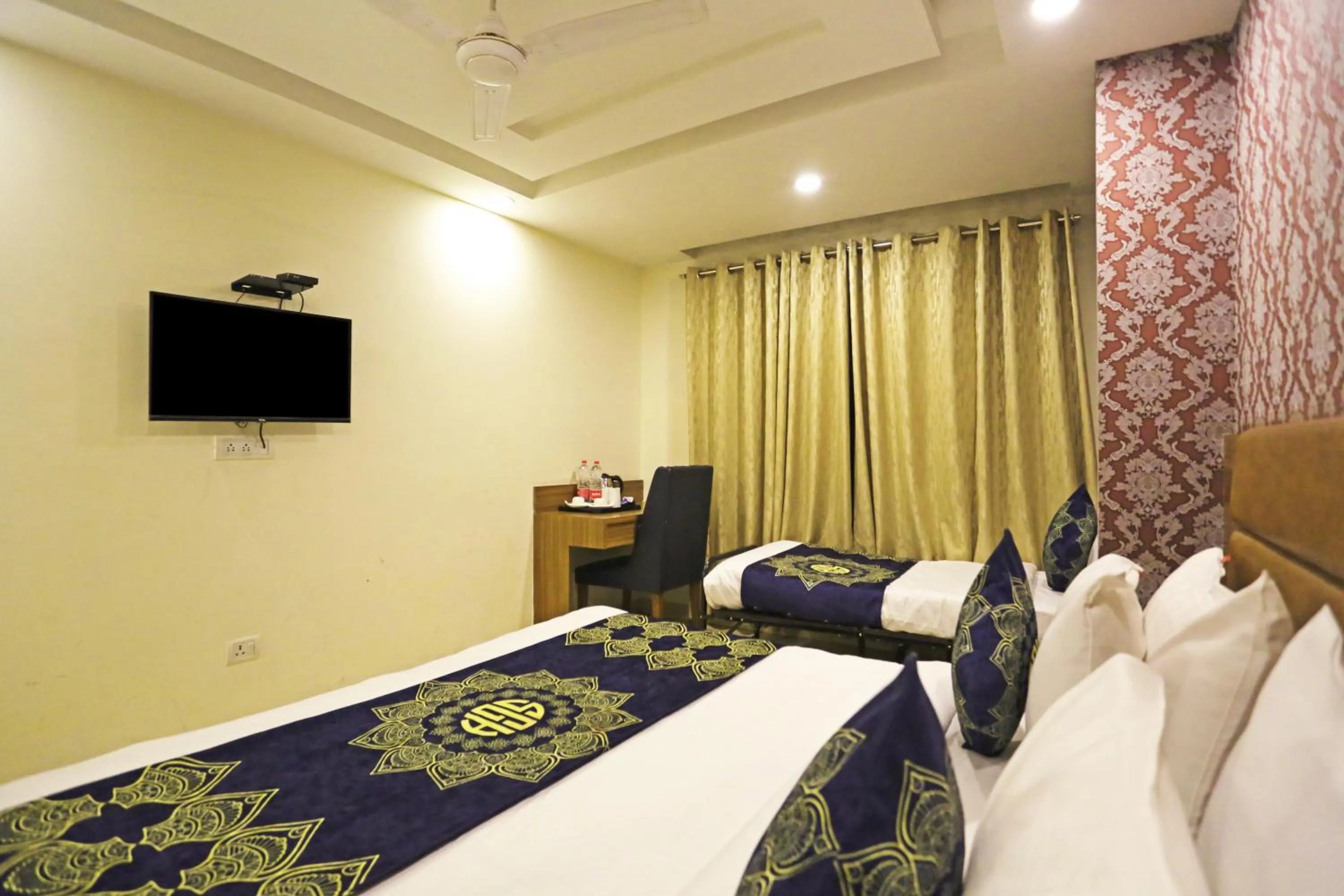 TV and multimedia, Bed in Hotel D'Capitol - Delhi Airport