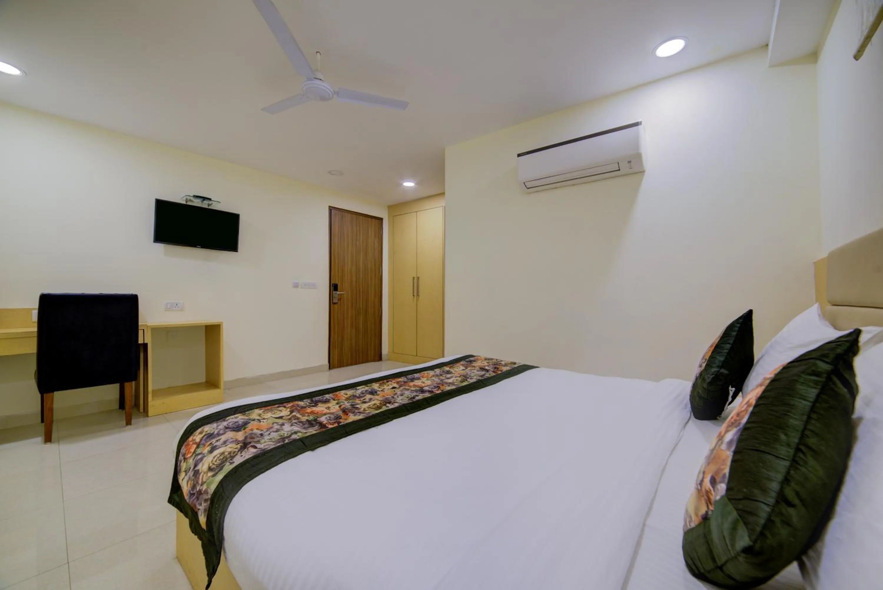 Bed in Hotel D'Capitol - Delhi Airport