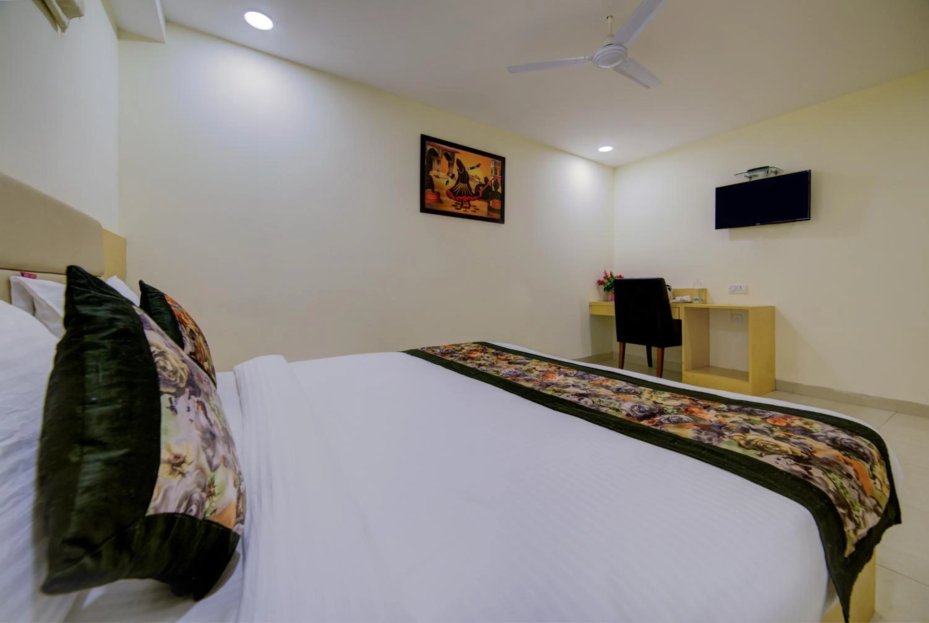 Bed in Hotel D'Capitol - Delhi Airport