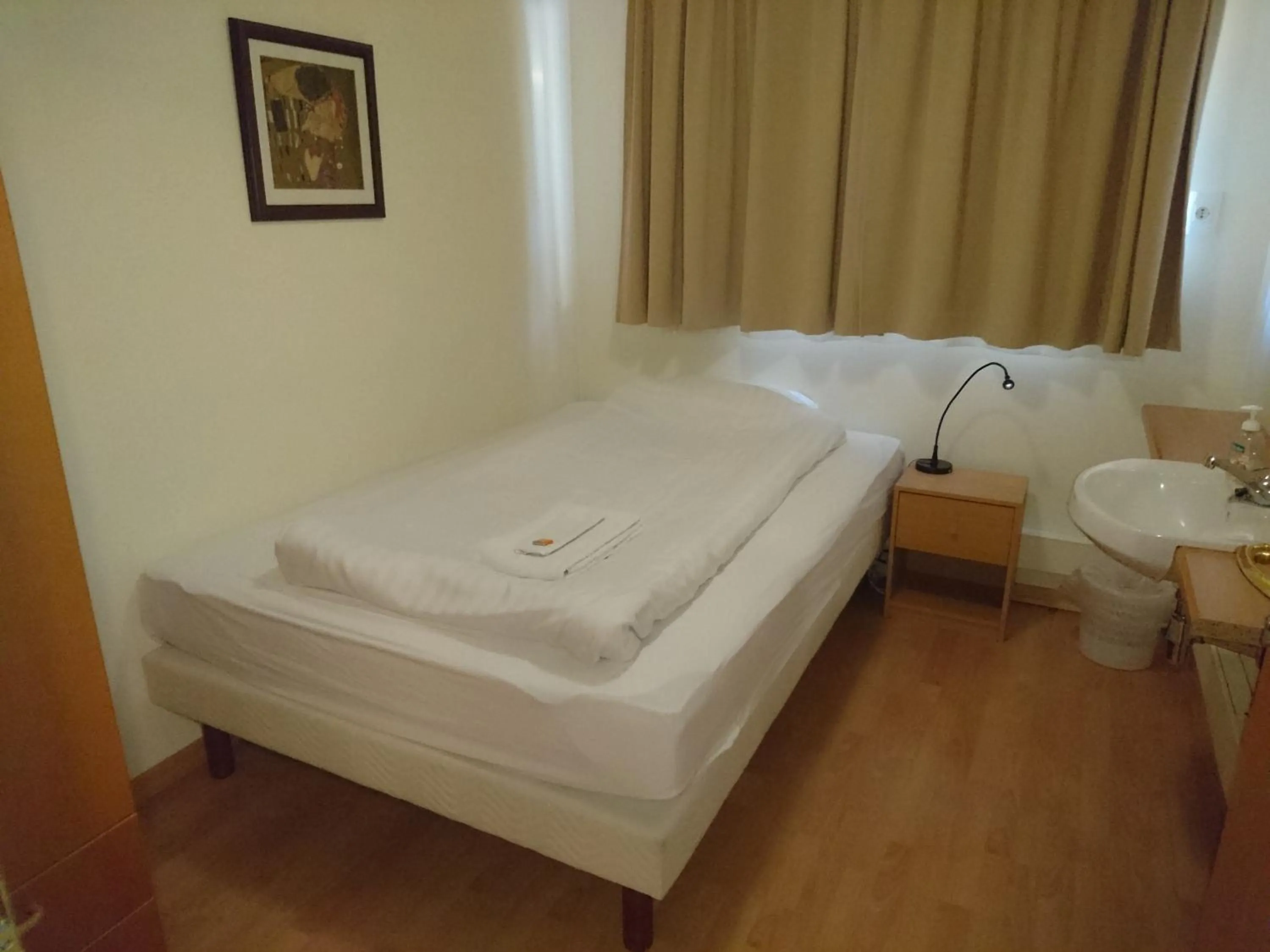 Bedroom, Bed in Alba Guesthouse