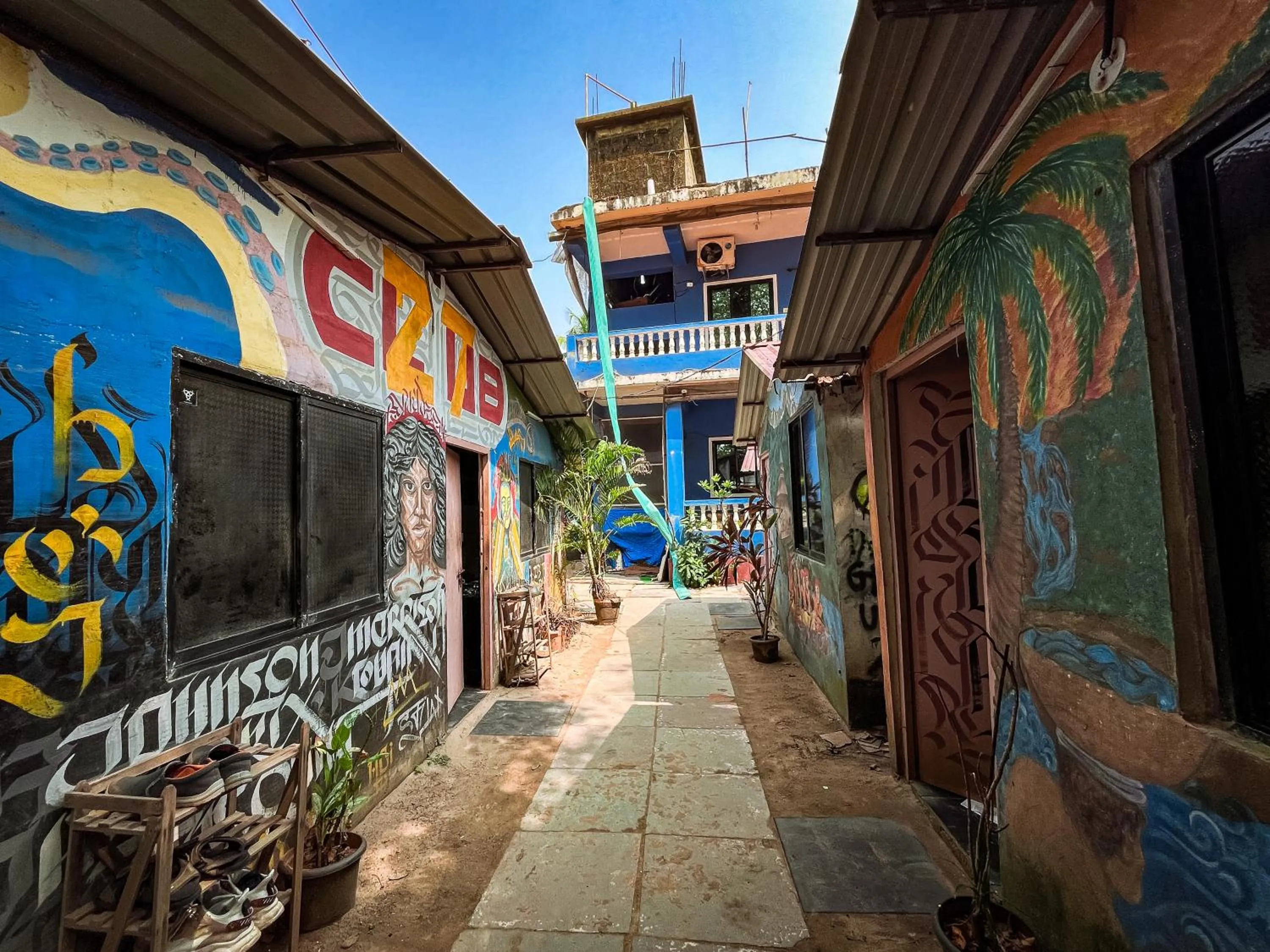 12 Monks - Beachfront Hostel