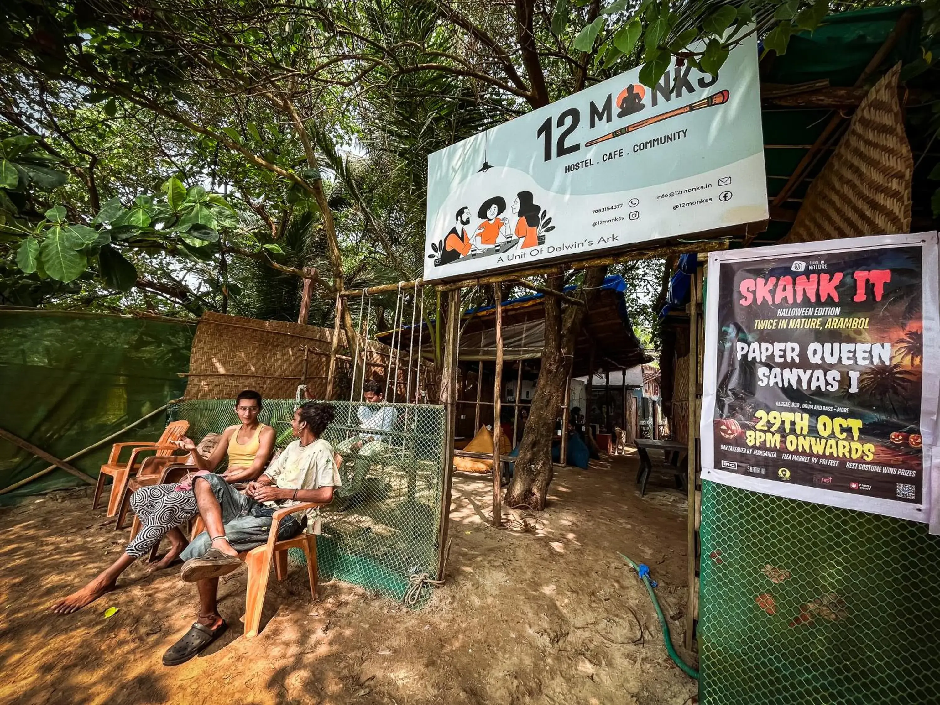 Facade/entrance in 12 Monks - Beachfront Hostel Facade/entrance in 12 Monks - Beachfront Hostel