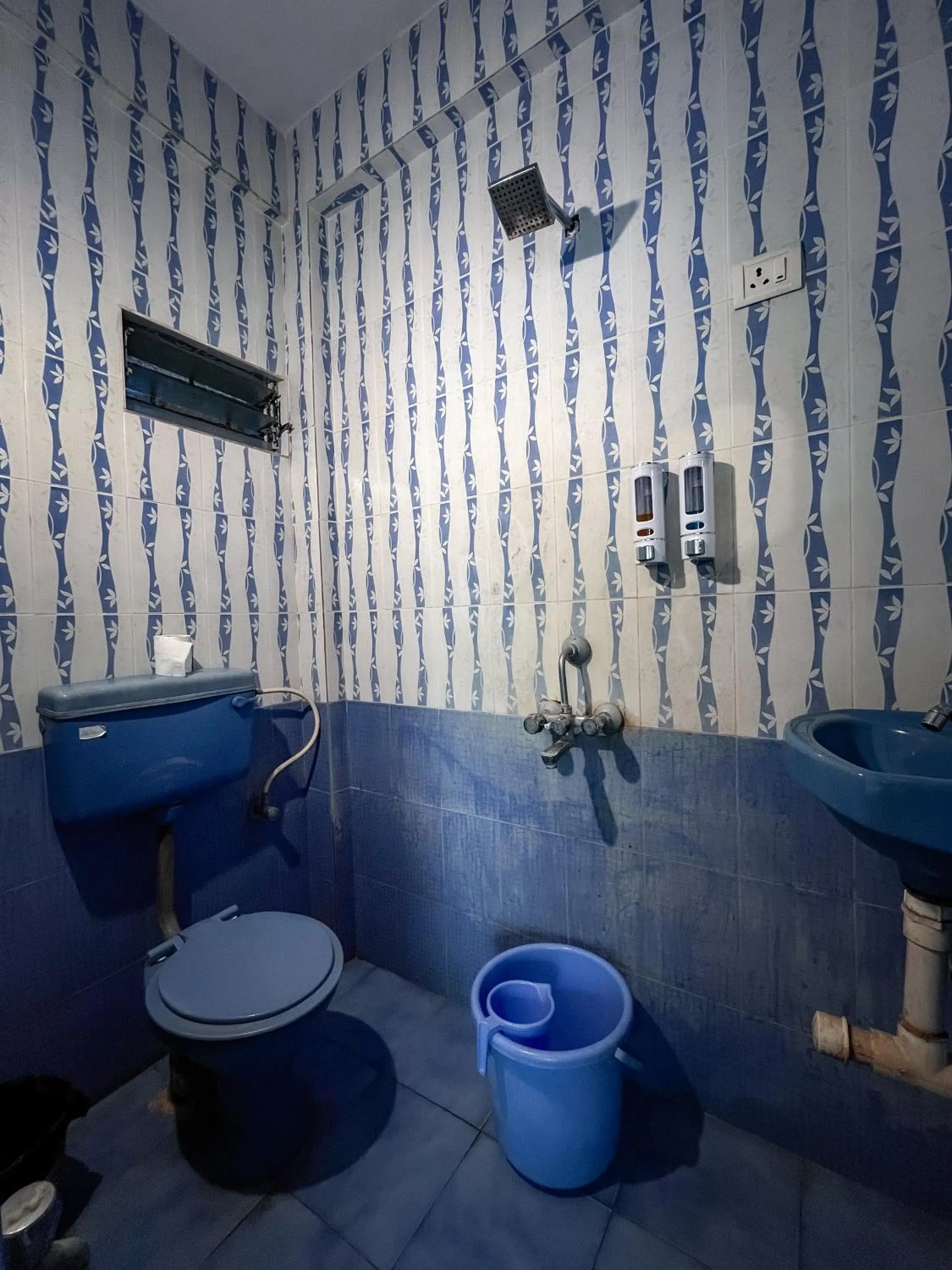 12 Monks - Beachfront Hostel