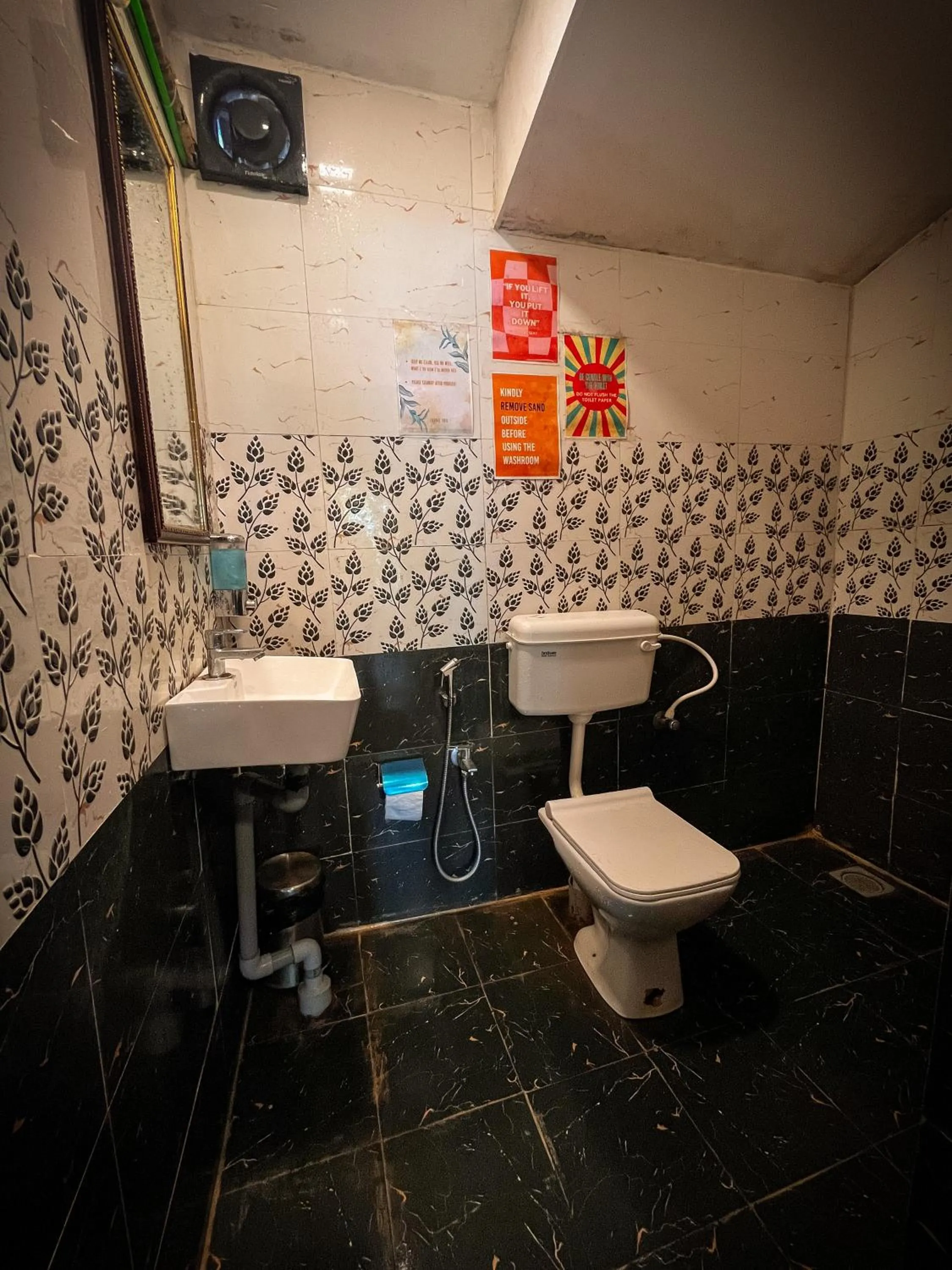 12 Monks - Beachfront Hostel