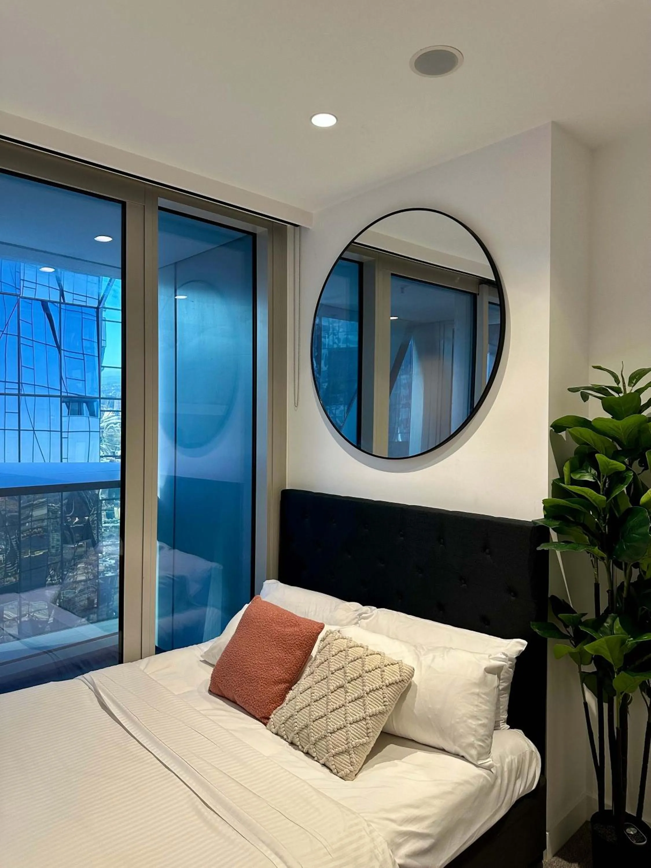 A Comfy Apt Next to Southern Cross