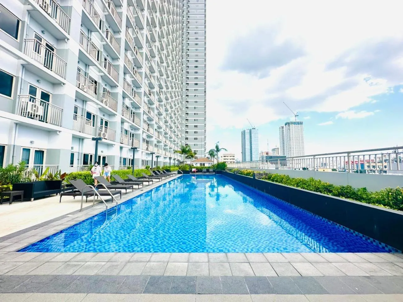 Swimming pool in Coast Residences - 2 Bedroom with Balcony facing Mall of Asia, Manila Bay & Pool View