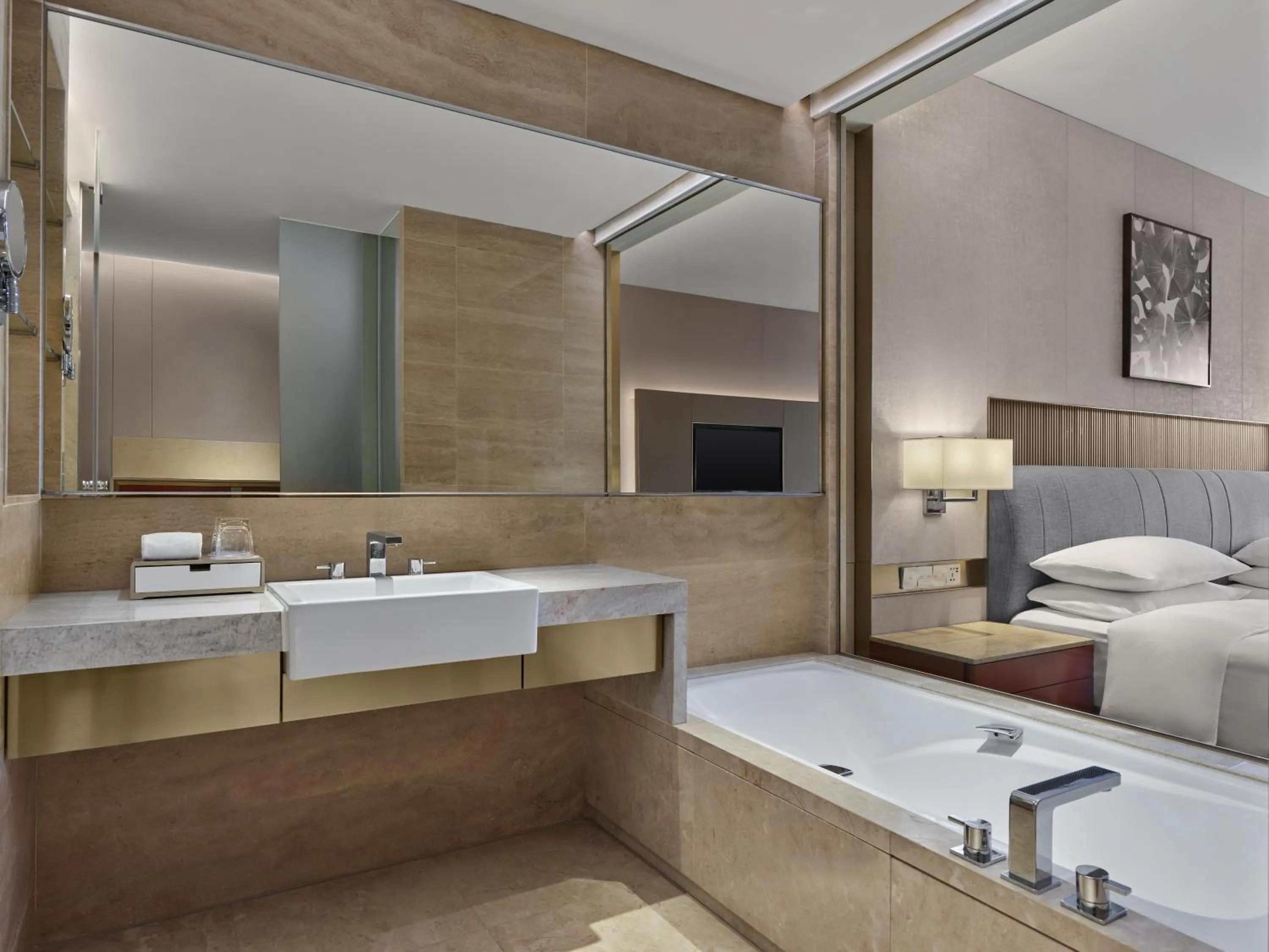 Hot Tub, Bed in Dongguan Marriott Hotel