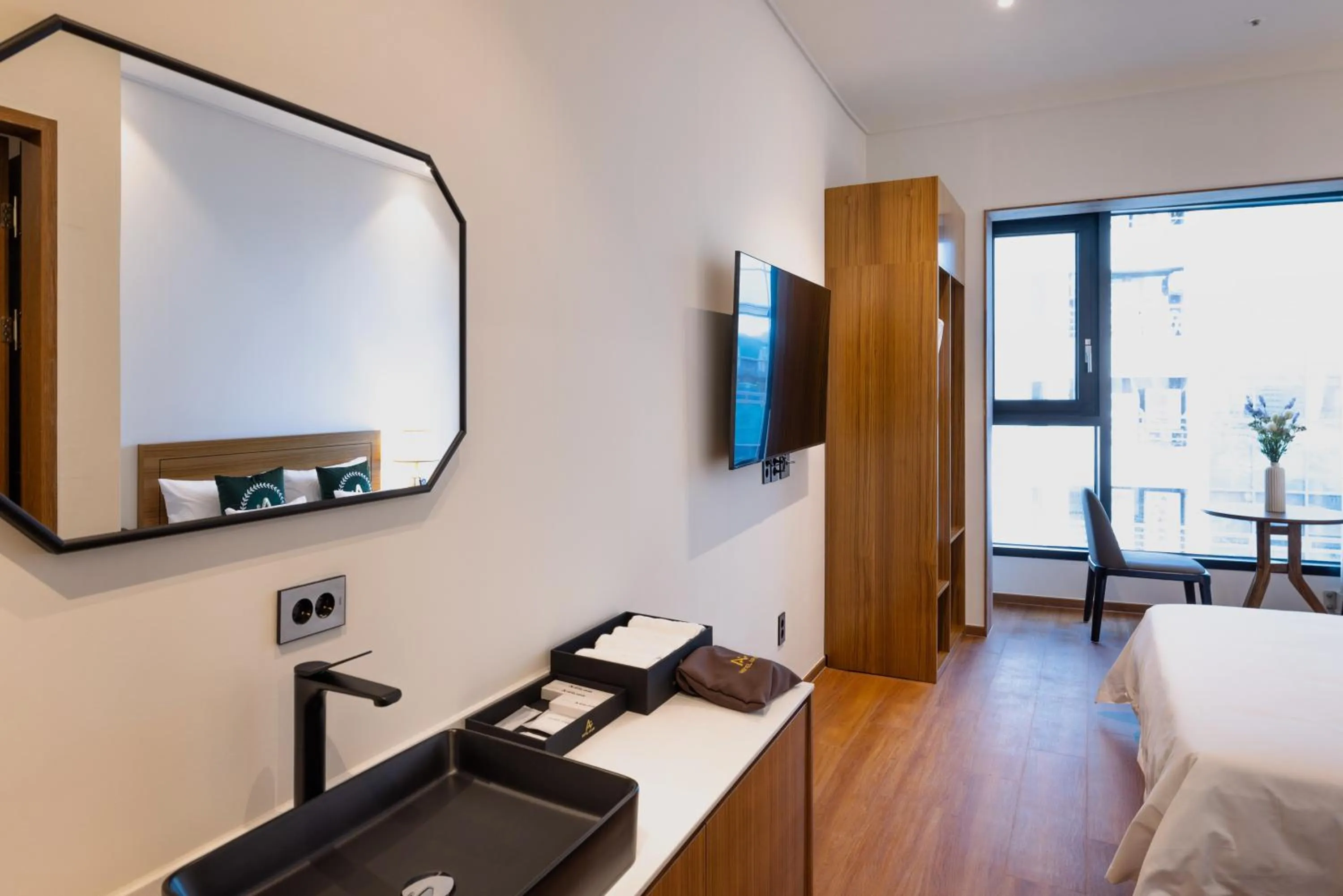 Property building, Bed in Hotel Arari