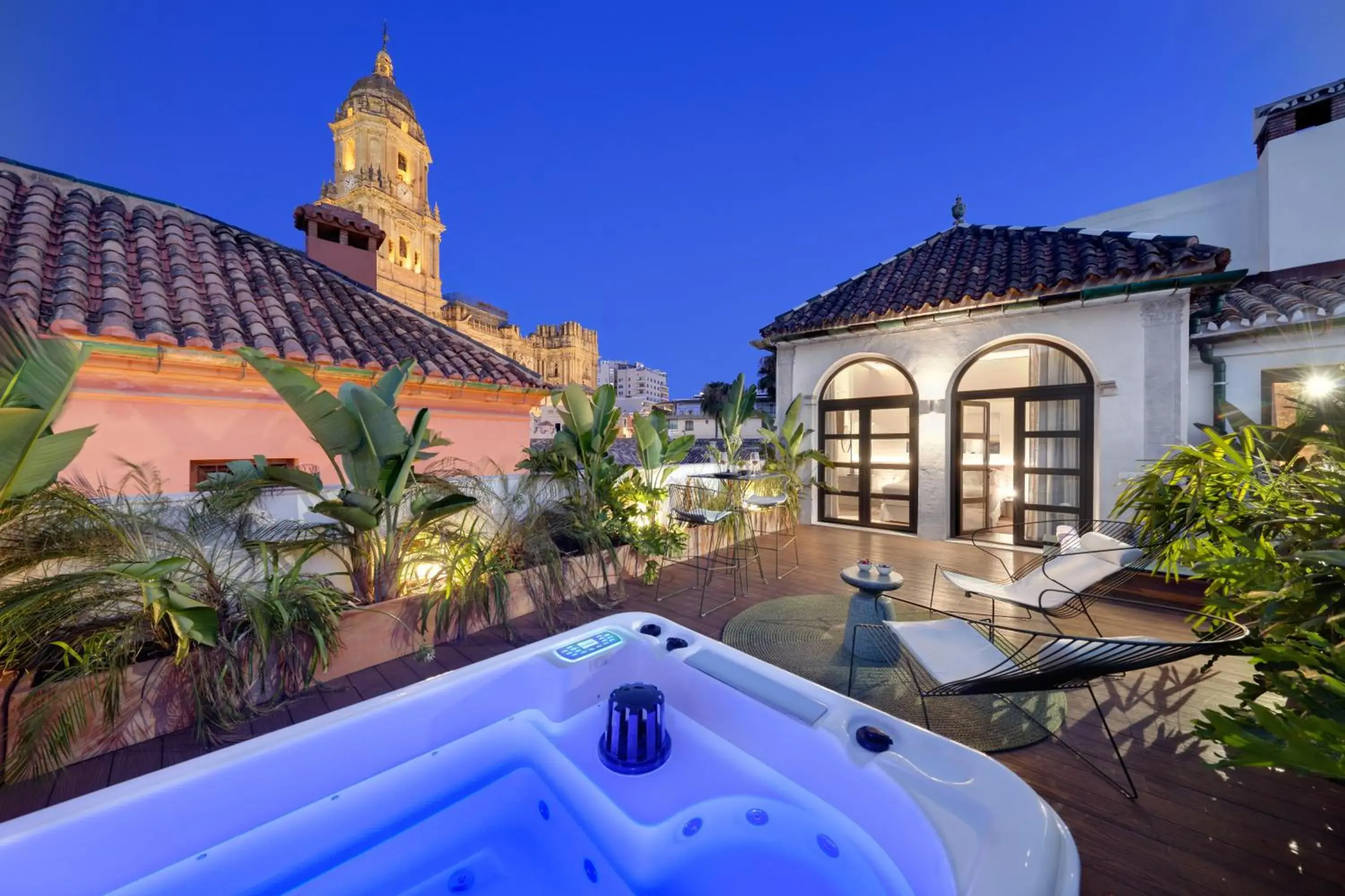 Deluxe One Bedroom Penthouse with Private Rooftop and Jacuzzi in Coeo Fresca Roof Garden Signature Apartments Deluxe One Bedroom Penthouse with Private Rooftop and Jacuzzi in Coeo Fresca Roof Garden Signature Apartments