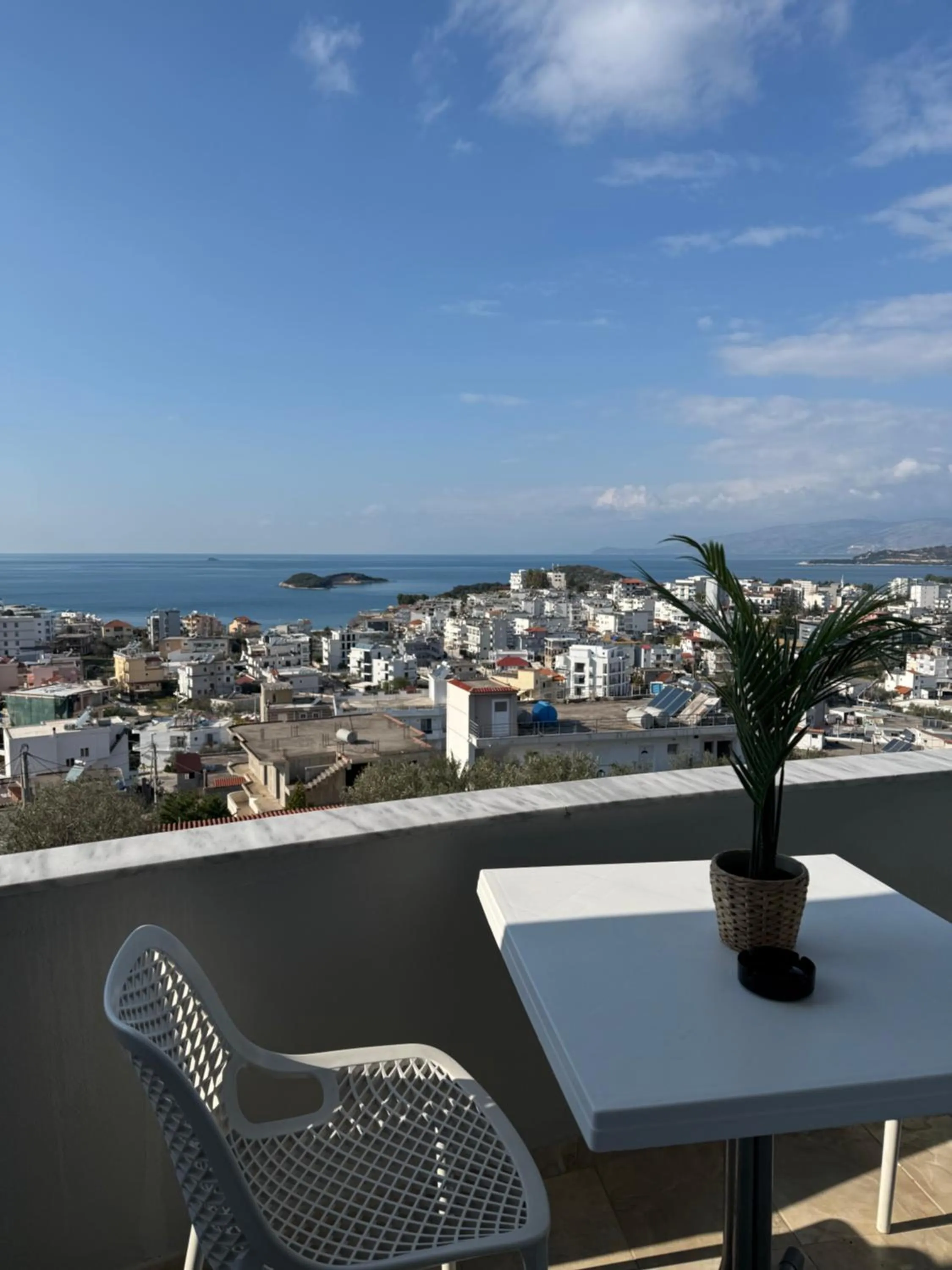 Day in Michelle Apartments