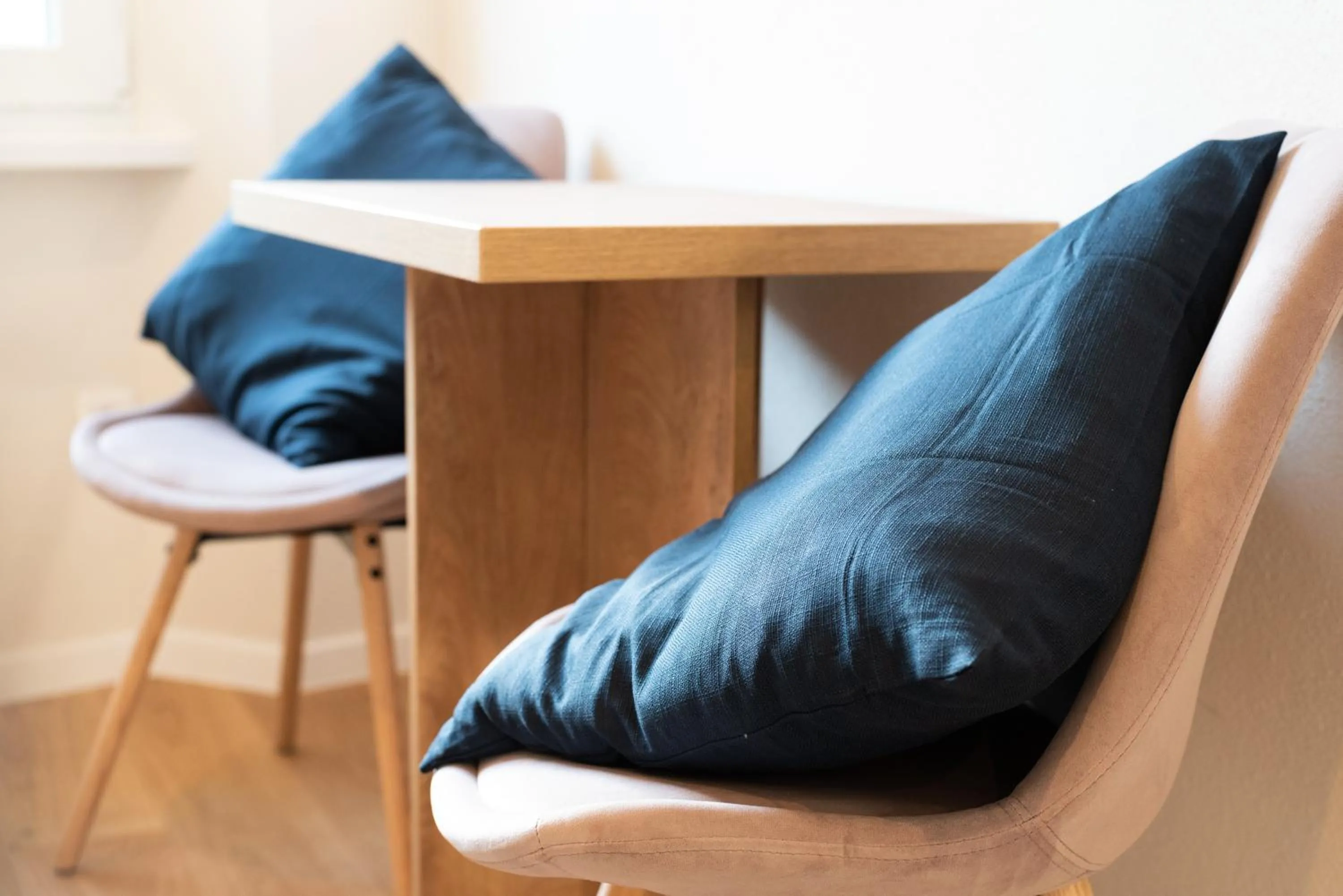 Seating area in Selamare Apartment by Locap Group