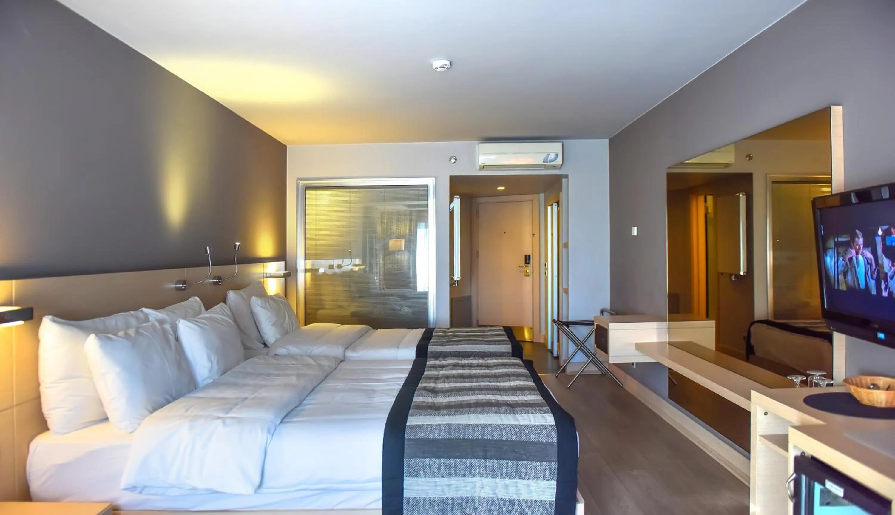 Bed in Denizatı Plus Hotel