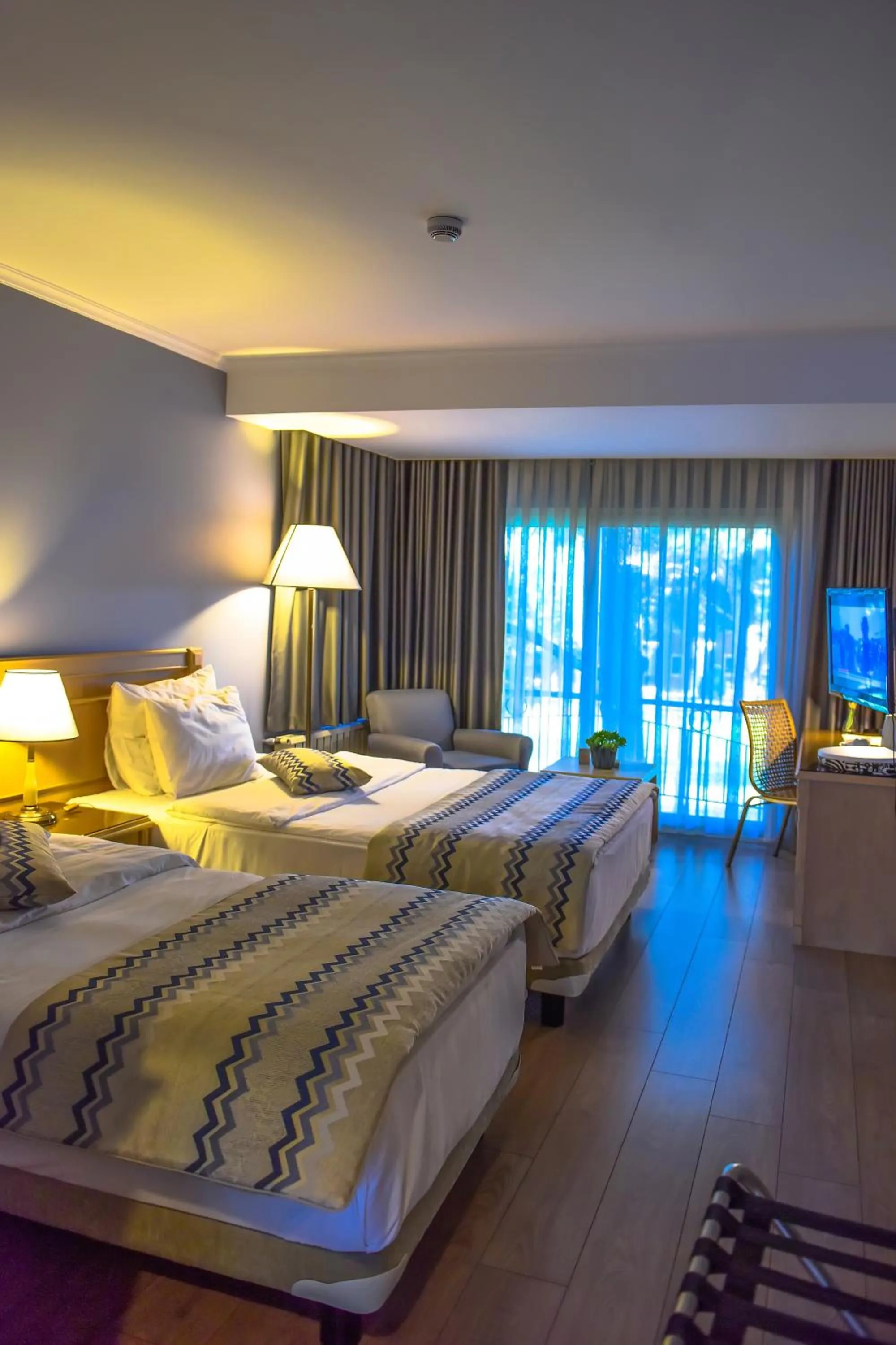 Bed in Denizatı Plus Hotel