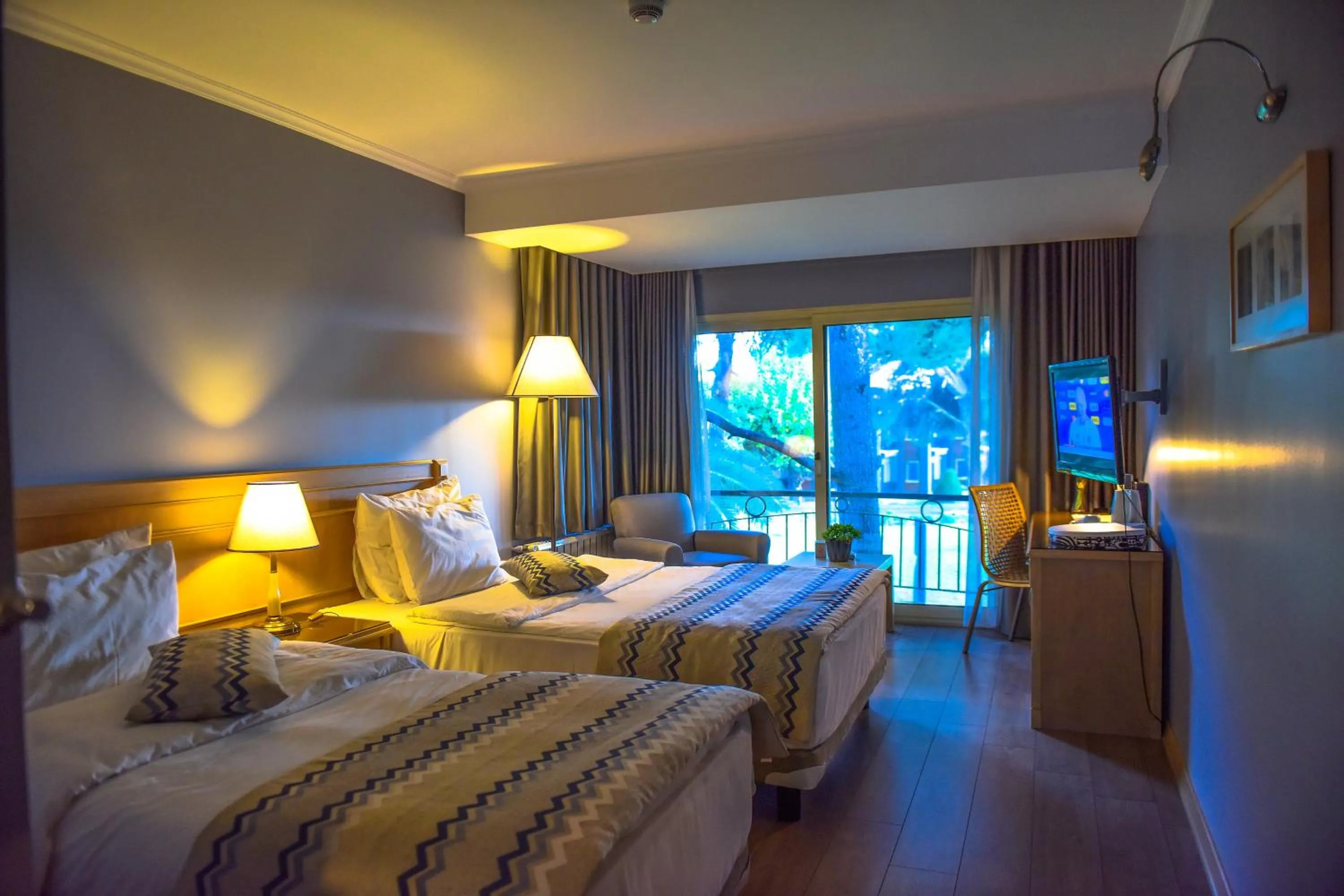 Bed in Denizatı Plus Hotel