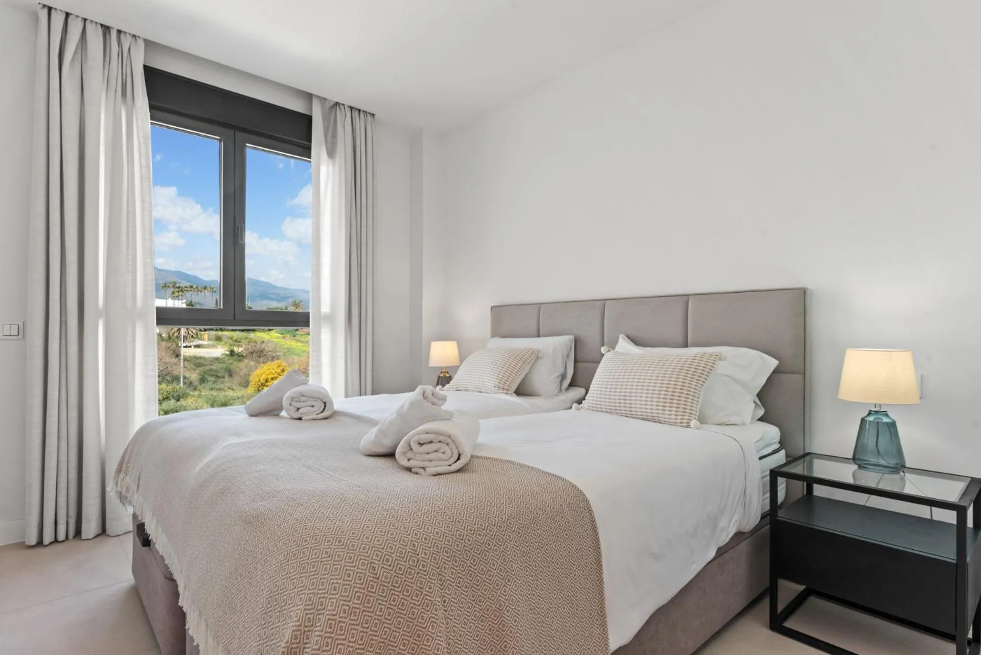 Seaview apt with pool by Costarentals - Ref M21