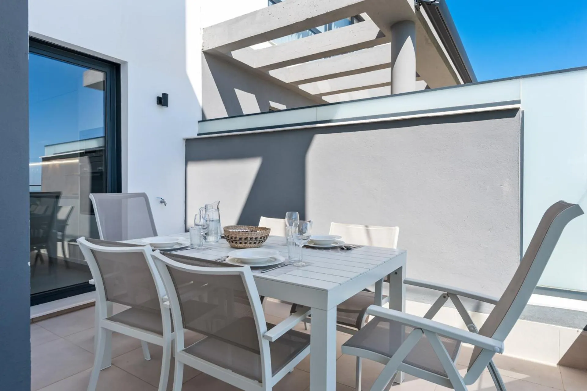 Seaview apt with pool by Costarentals - Ref M21