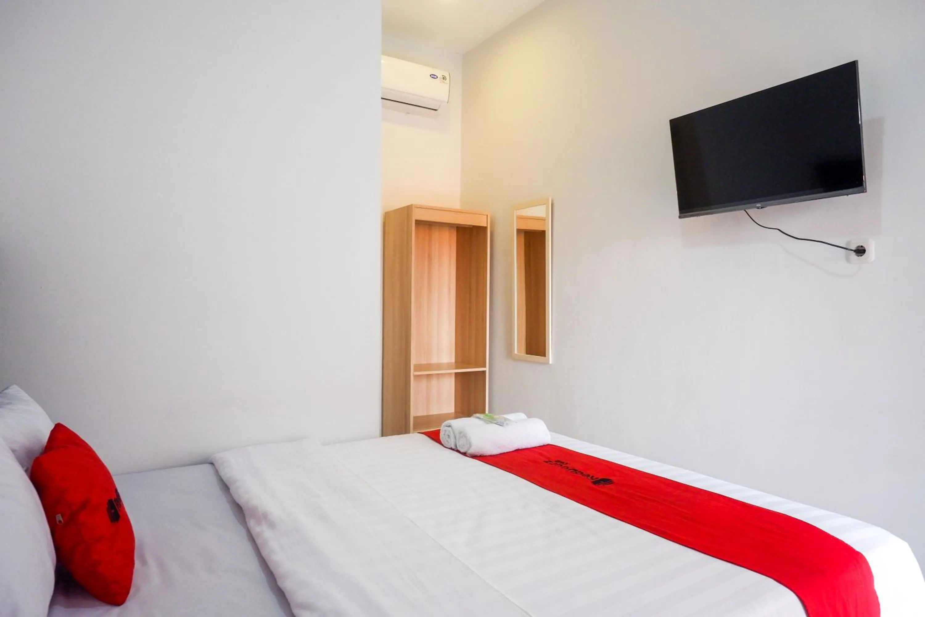 Bedroom, Bed in RedDoorz near Kawasan Simpang Lima Area