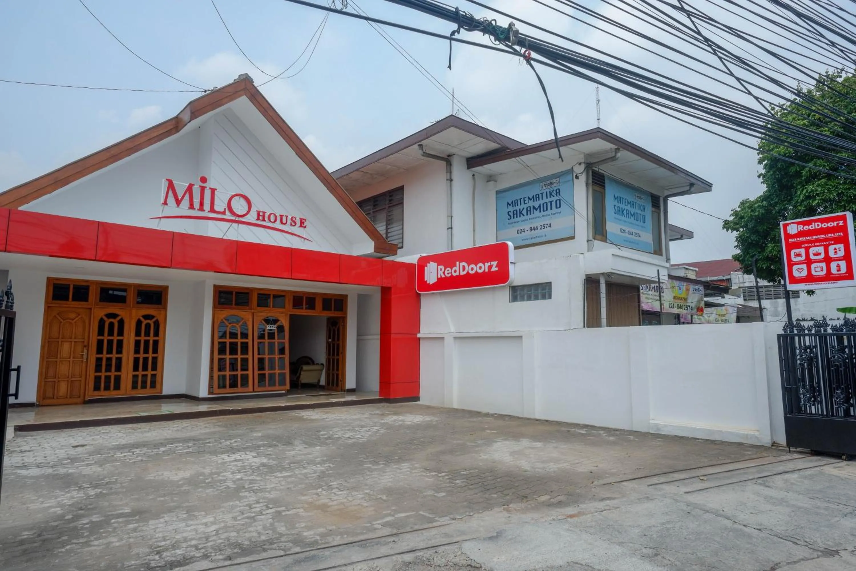 Property building in RedDoorz near Kawasan Simpang Lima Area