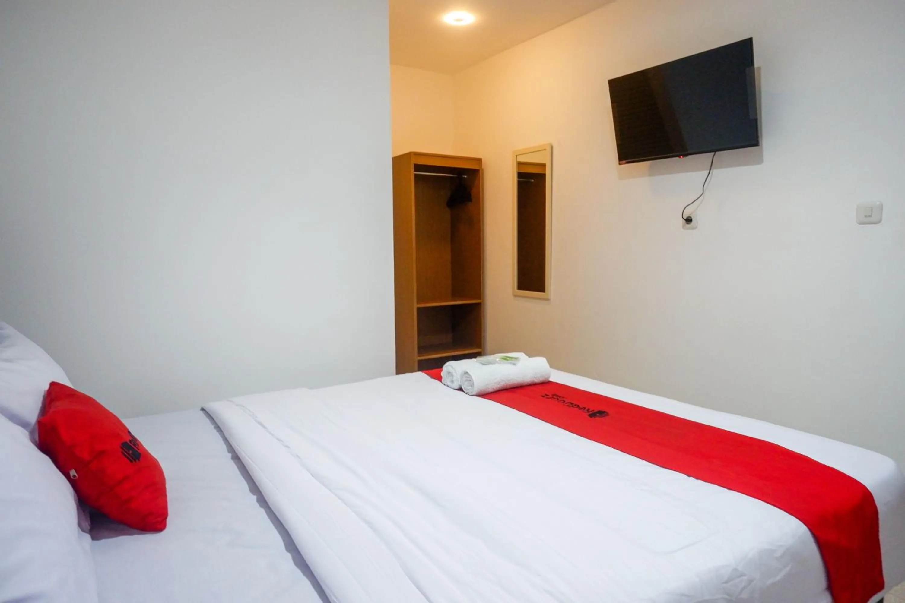 Bedroom, Bed in RedDoorz near Kawasan Simpang Lima Area