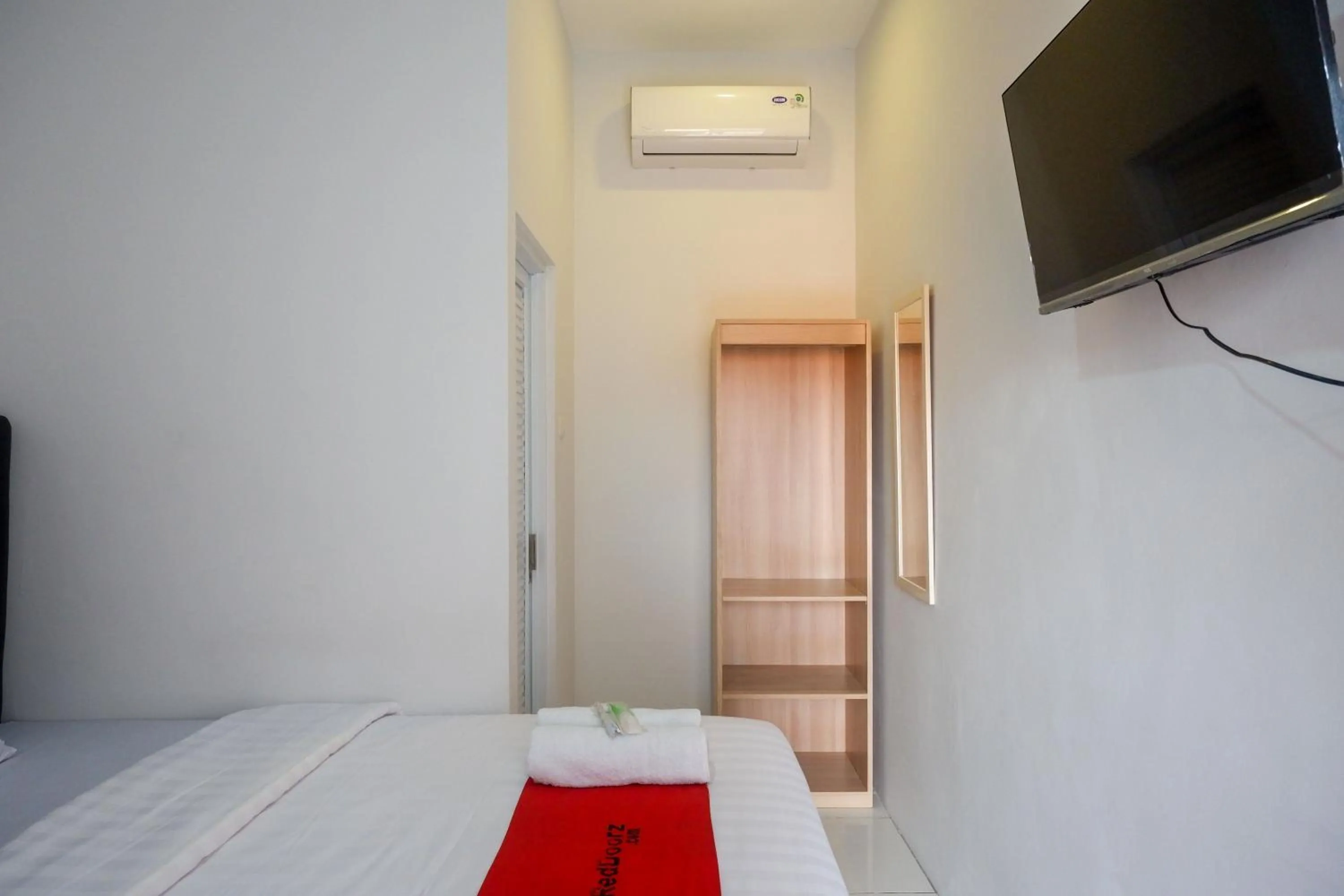 Bedroom, Bed in RedDoorz near Kawasan Simpang Lima Area