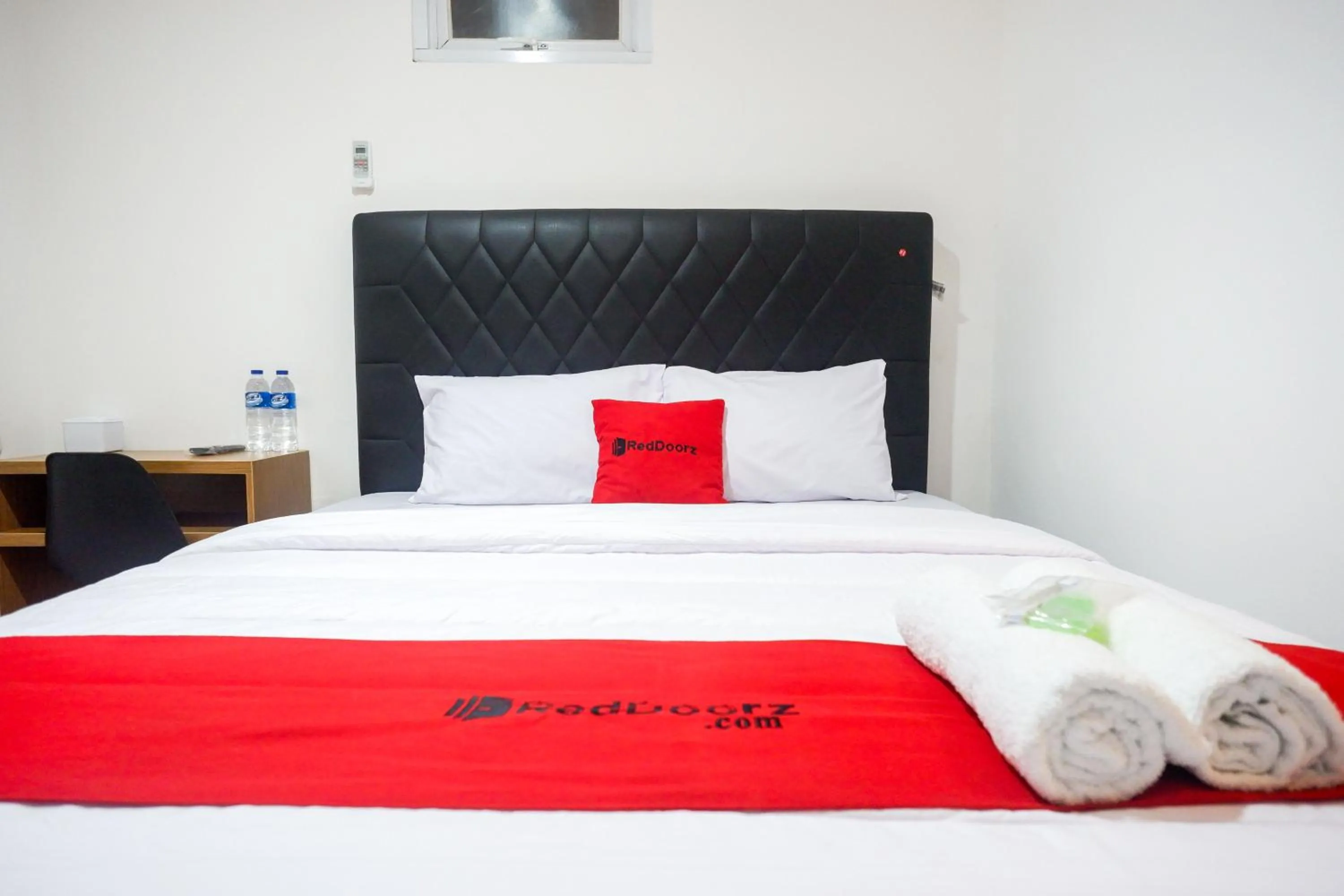 Bedroom, Bed in RedDoorz near Kawasan Simpang Lima Area