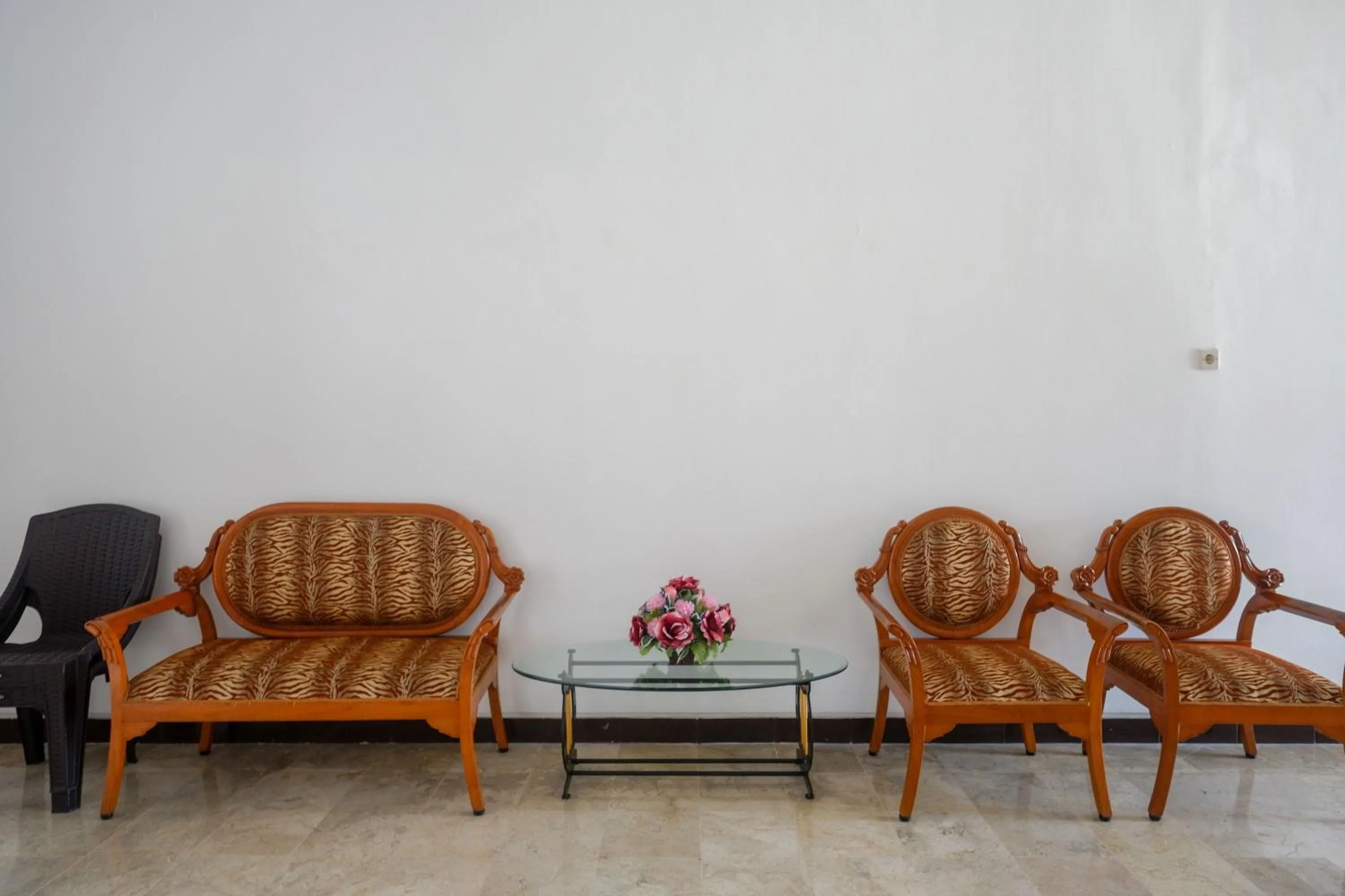 Seating area in RedDoorz near Kawasan Simpang Lima Area