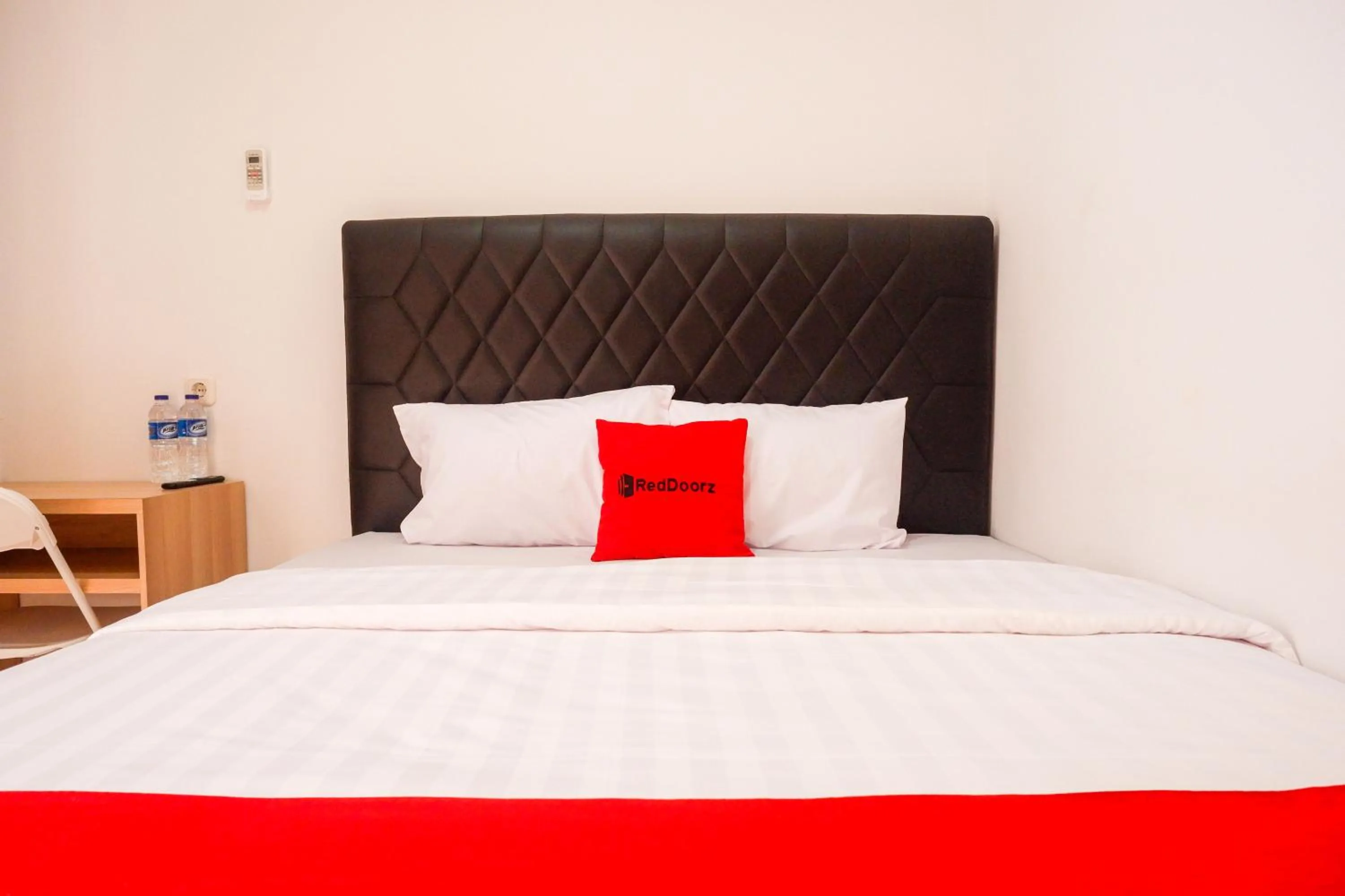 Bedroom, Bed in RedDoorz near Kawasan Simpang Lima Area