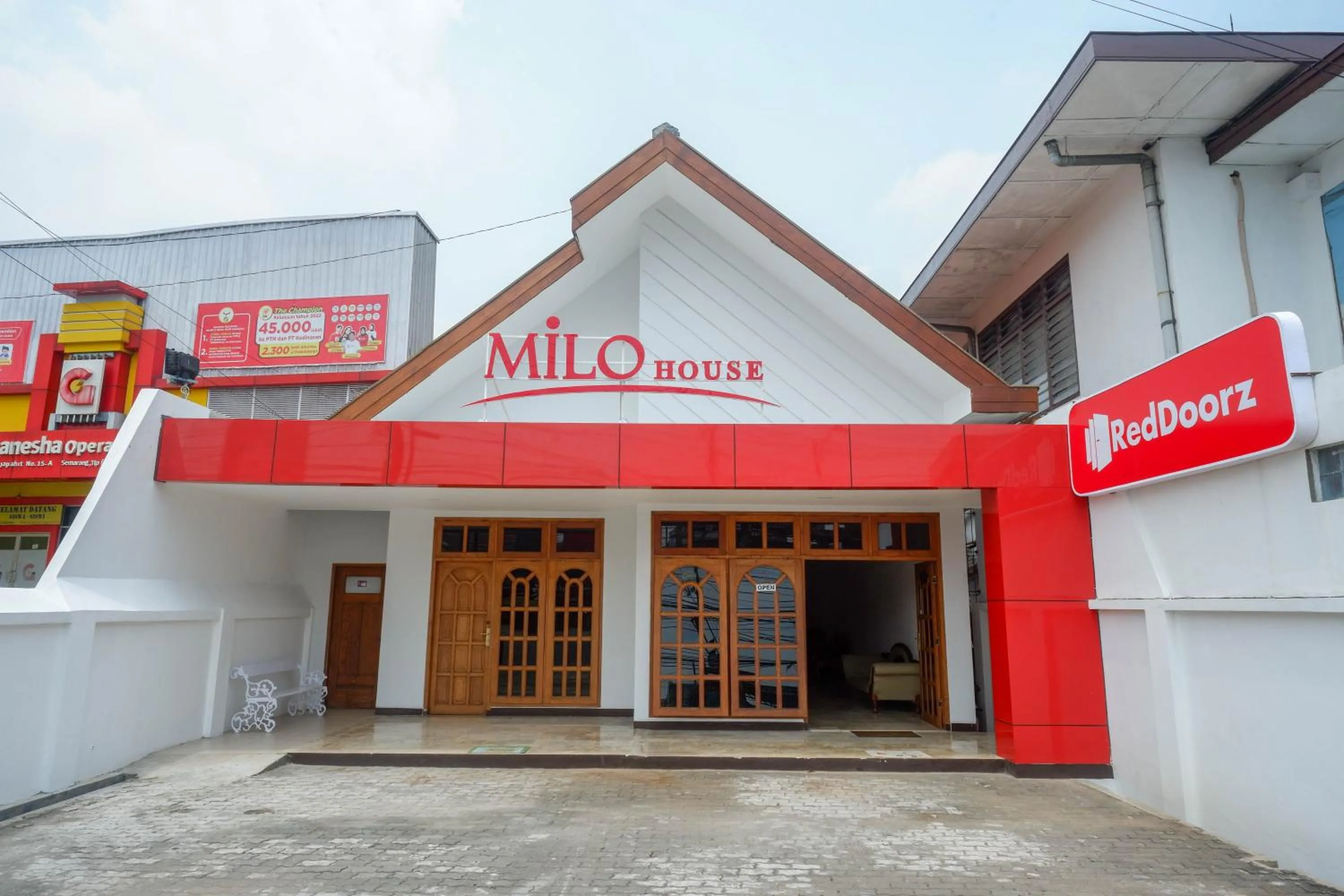 Property building in RedDoorz near Kawasan Simpang Lima Area